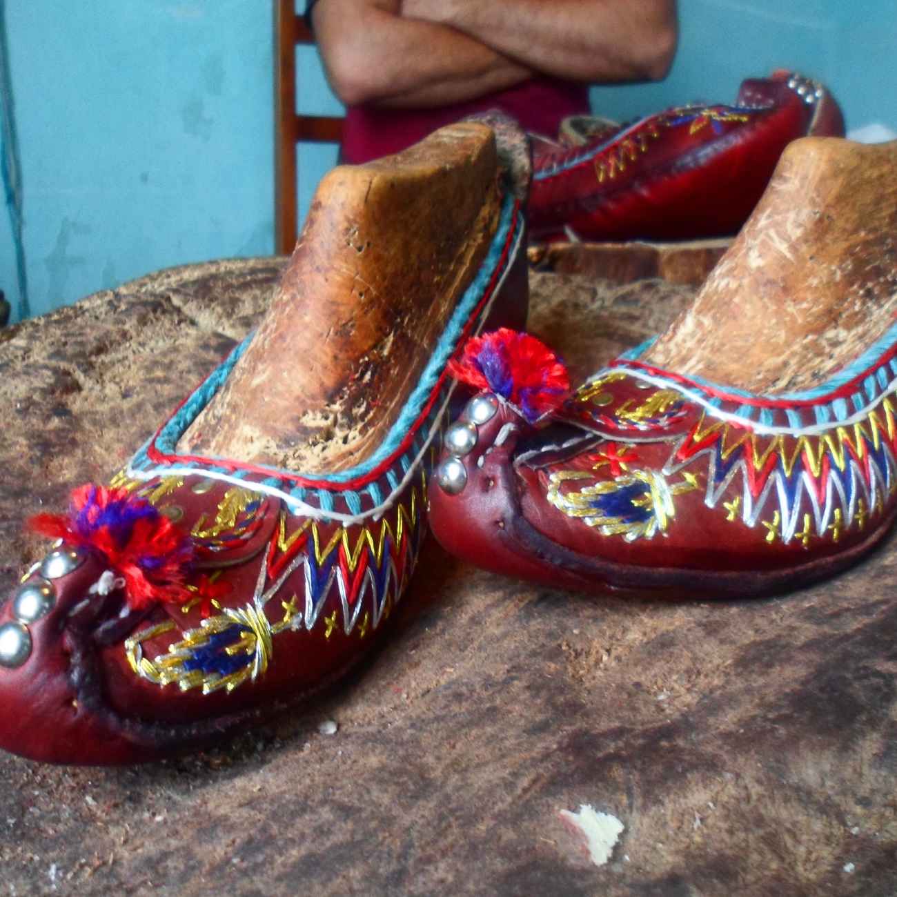 صندل نسائي أنيق بأسلوب شاروغ عتيق إيراني