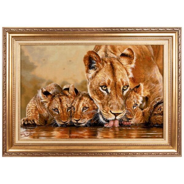 سجادة مصورة إيرانية معقودة يدويًا من تبريز تصور عائلة من الأسود تشرب الماء