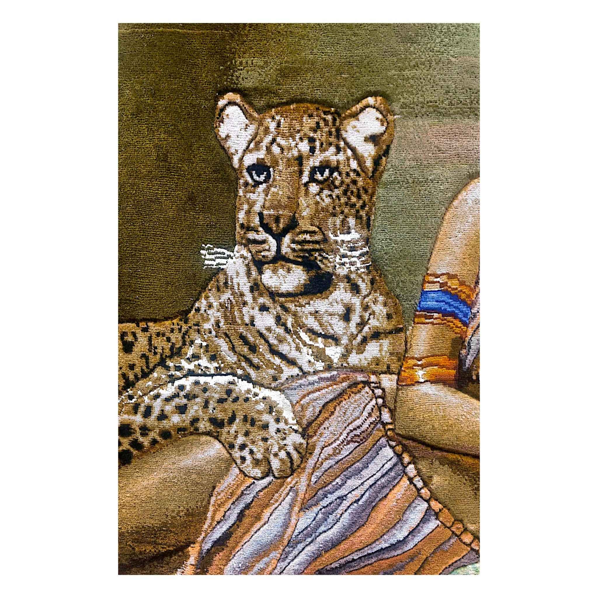 سجادة مصورة حرير فارسية معقودة يدويًا من تبريز تصور امرأة مصرية ونمر