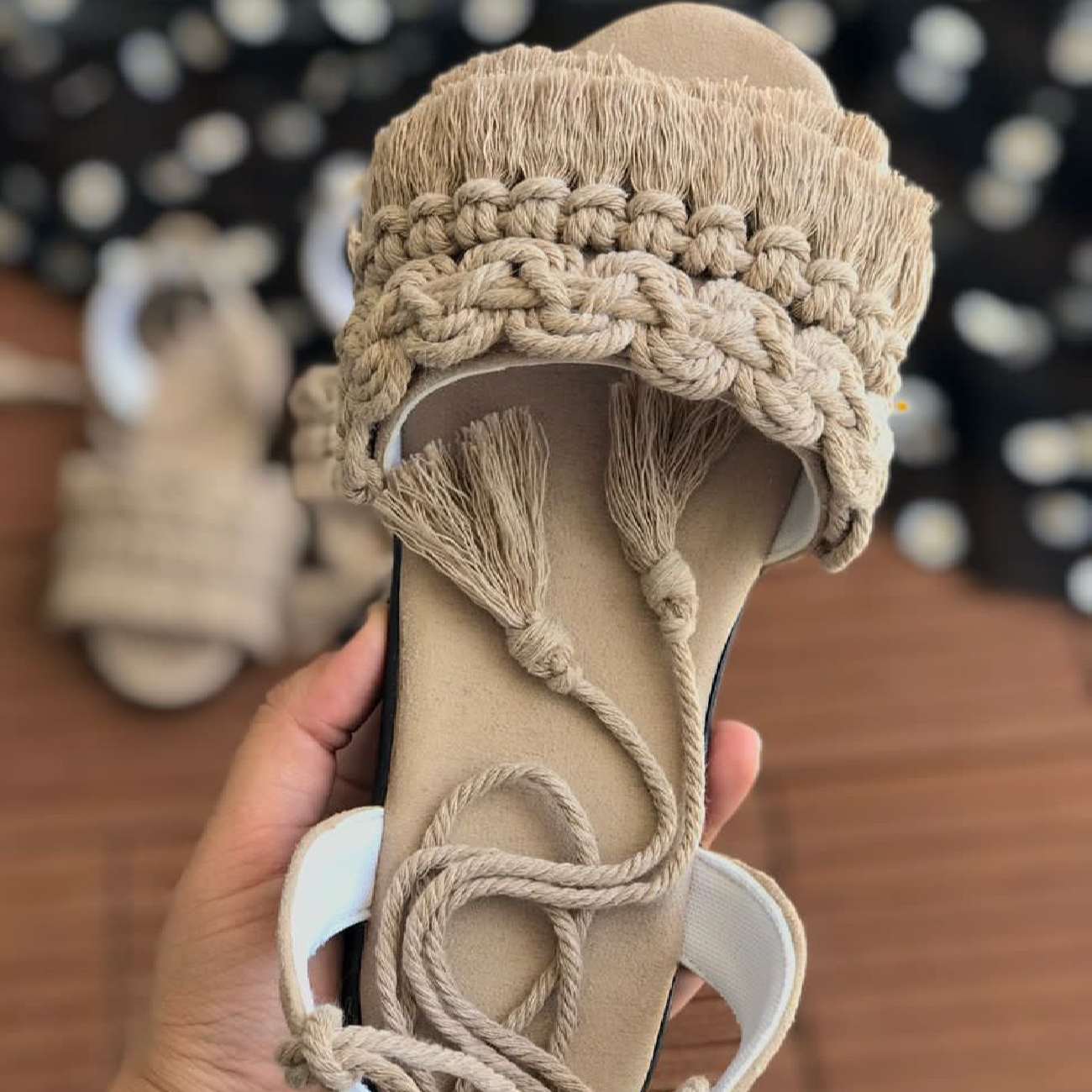 صنادل ظهر من المكرامي منسوجة يدويًا بنموذج الشراشيب