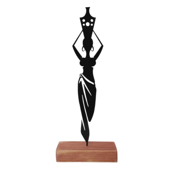 تمثال فني حداثي معدني لامرأة أفريقية تحمل الماء