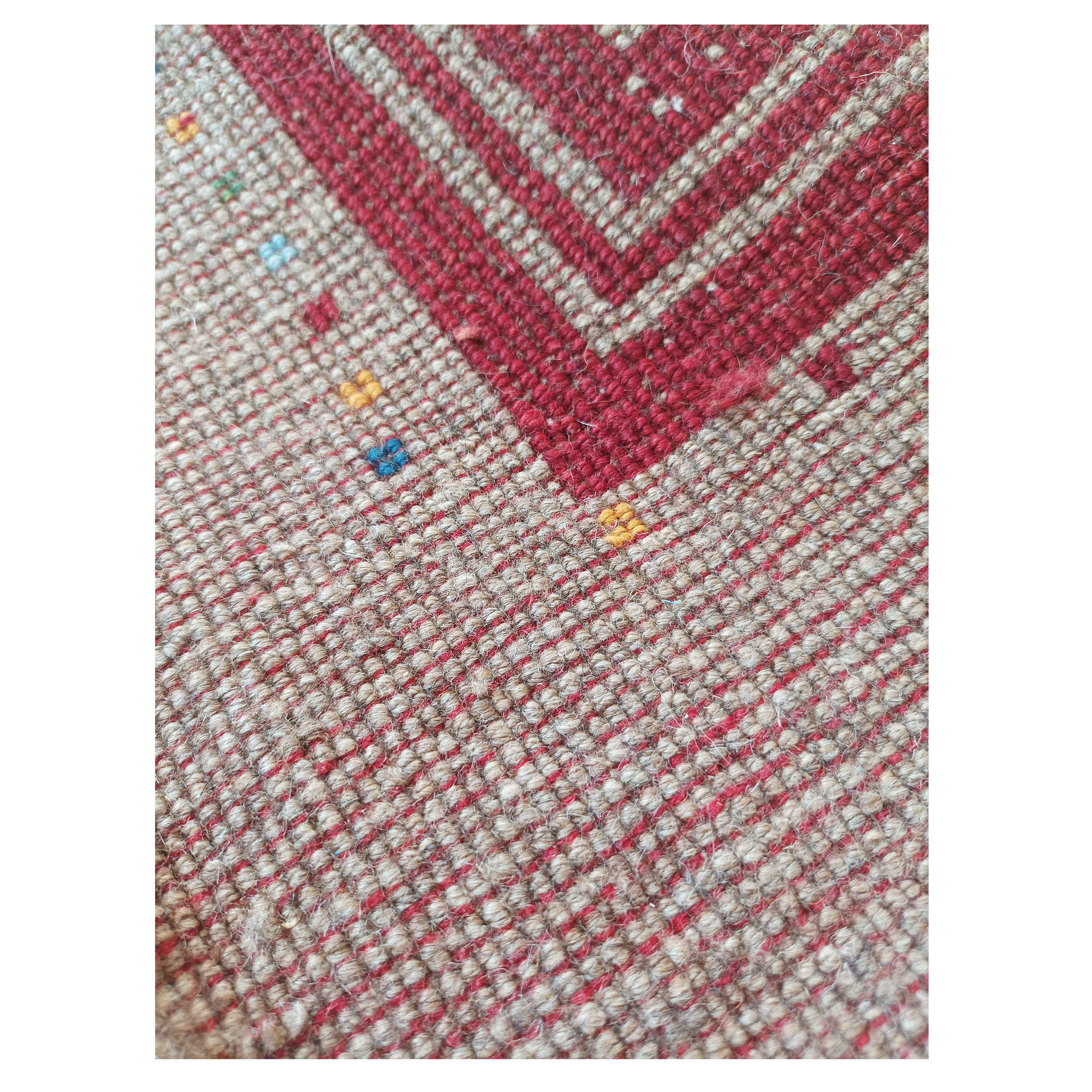 سجادة غبّة إيرانية من الصوف منسوجة يدويًا في شيراز بحواف مزخرفة