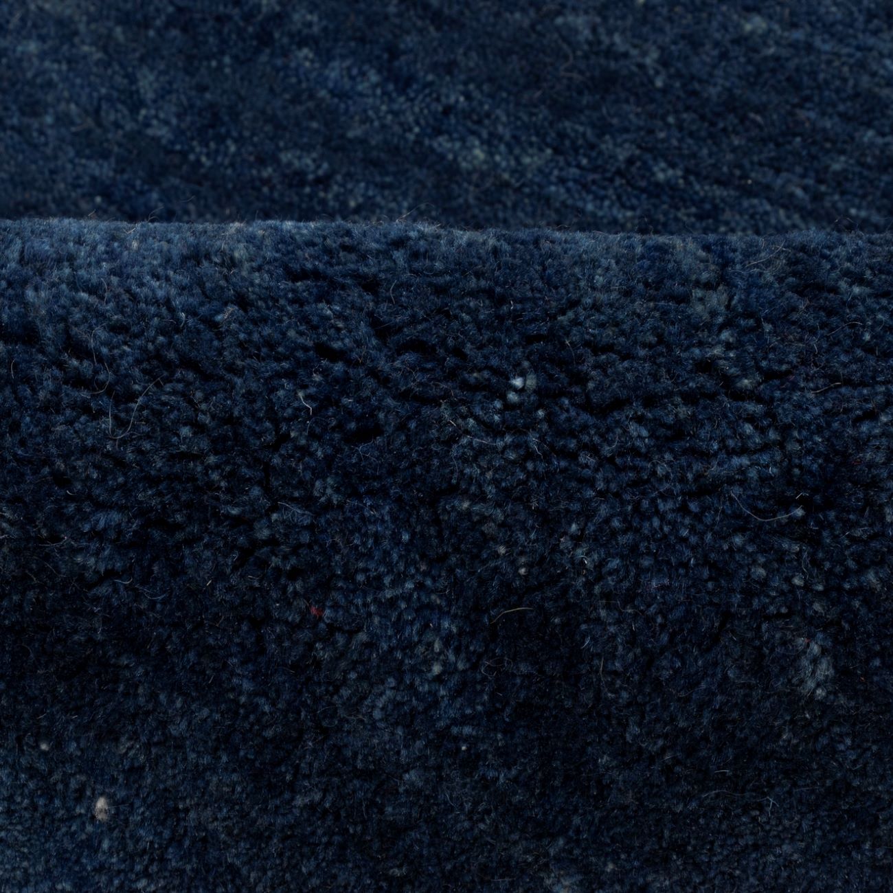 سجادة غابيه إيرانية من الصوف – عداء يدوي النسيج في فارس – مزينة بإطار أزرق بحري