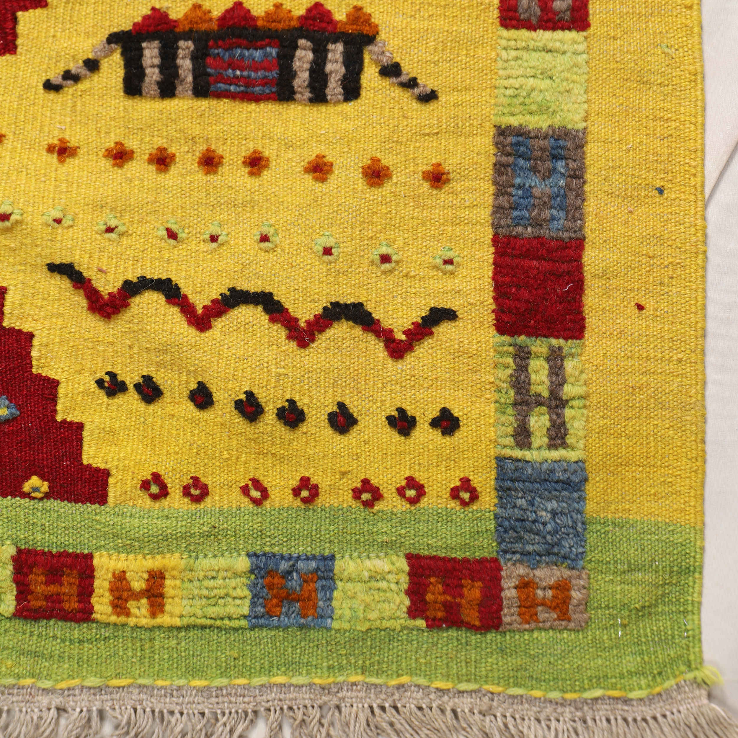 سجادة كليم إيرانية مصنوعة من الصوف يدوياً في فارس بزخارف حيوانية