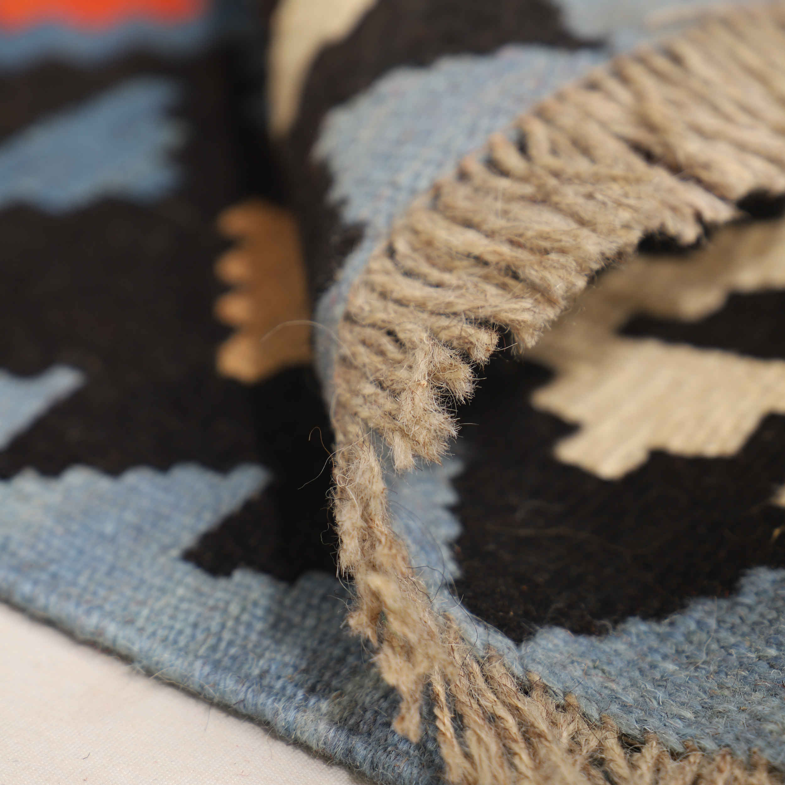 سجادة كليم إيرانية من الصوف منسوجة يدويًا بأصالة في فارس بتصميم هندسي