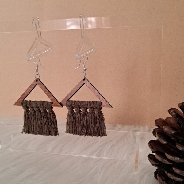 أقراط ماكرامي يدوية التصميم بتصميم مثلث