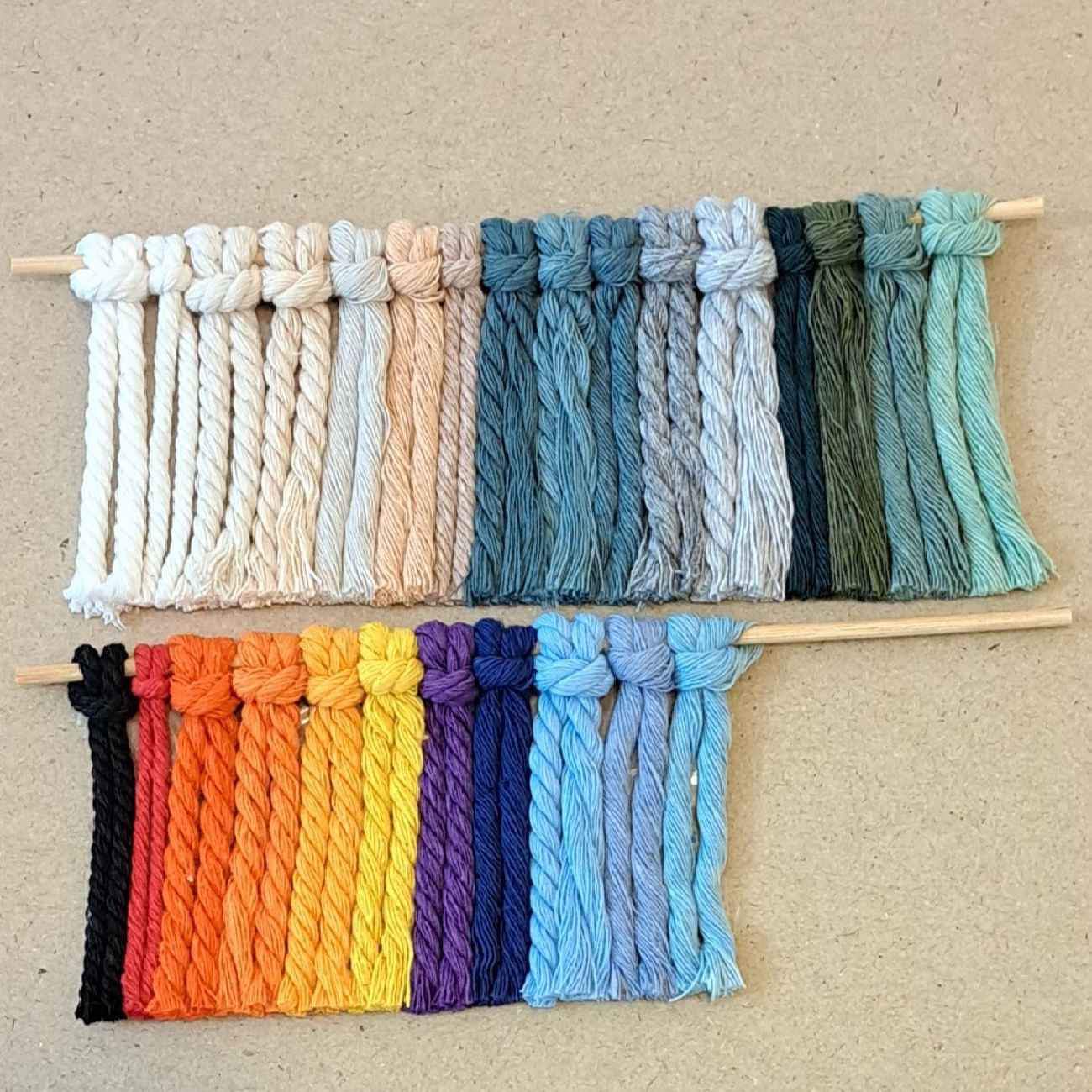 أقراط ماكرامي يدوية التصميم بتصميم مثلث