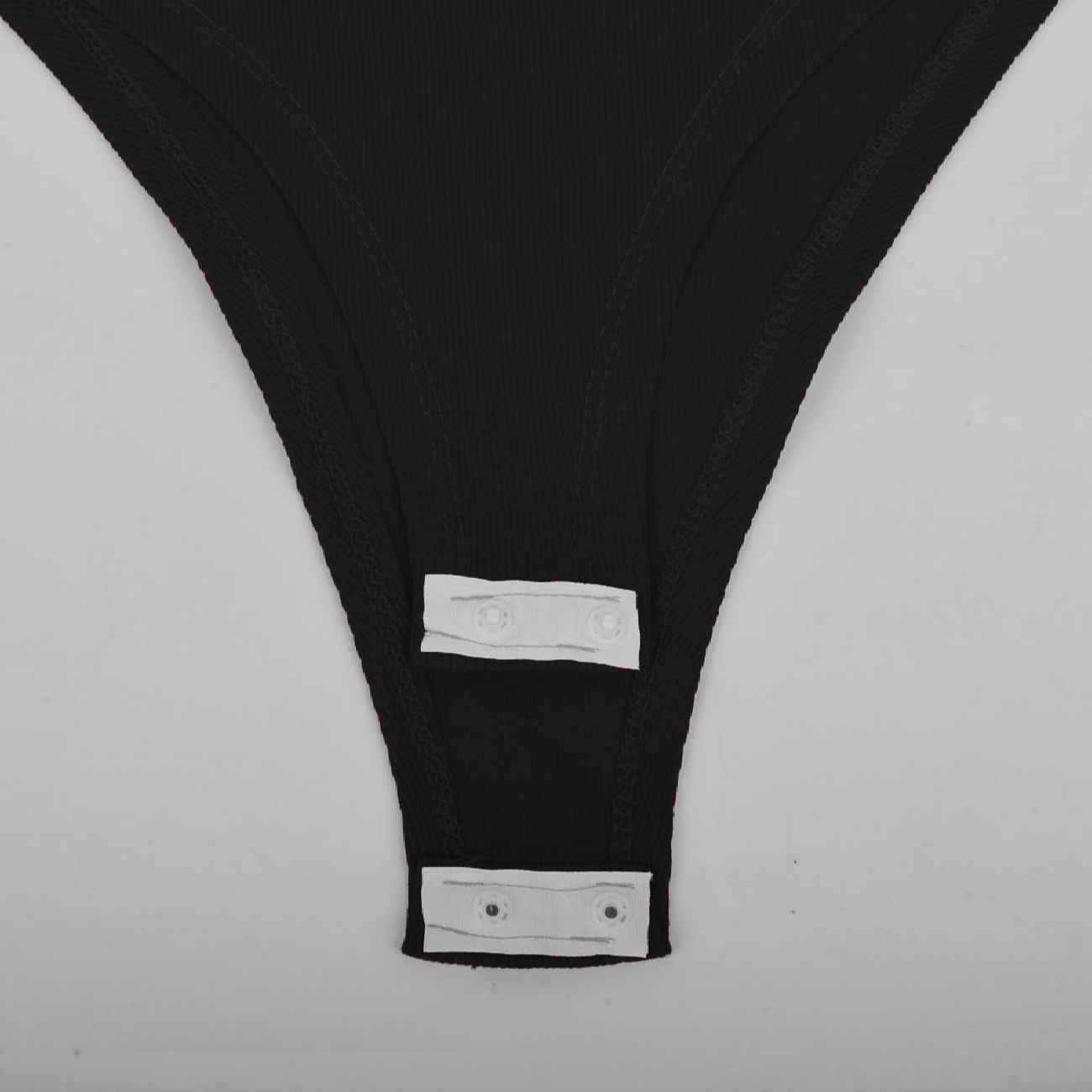 بدلة نسائية بدون أكمام باللون الأسود مناسبة للحفلات