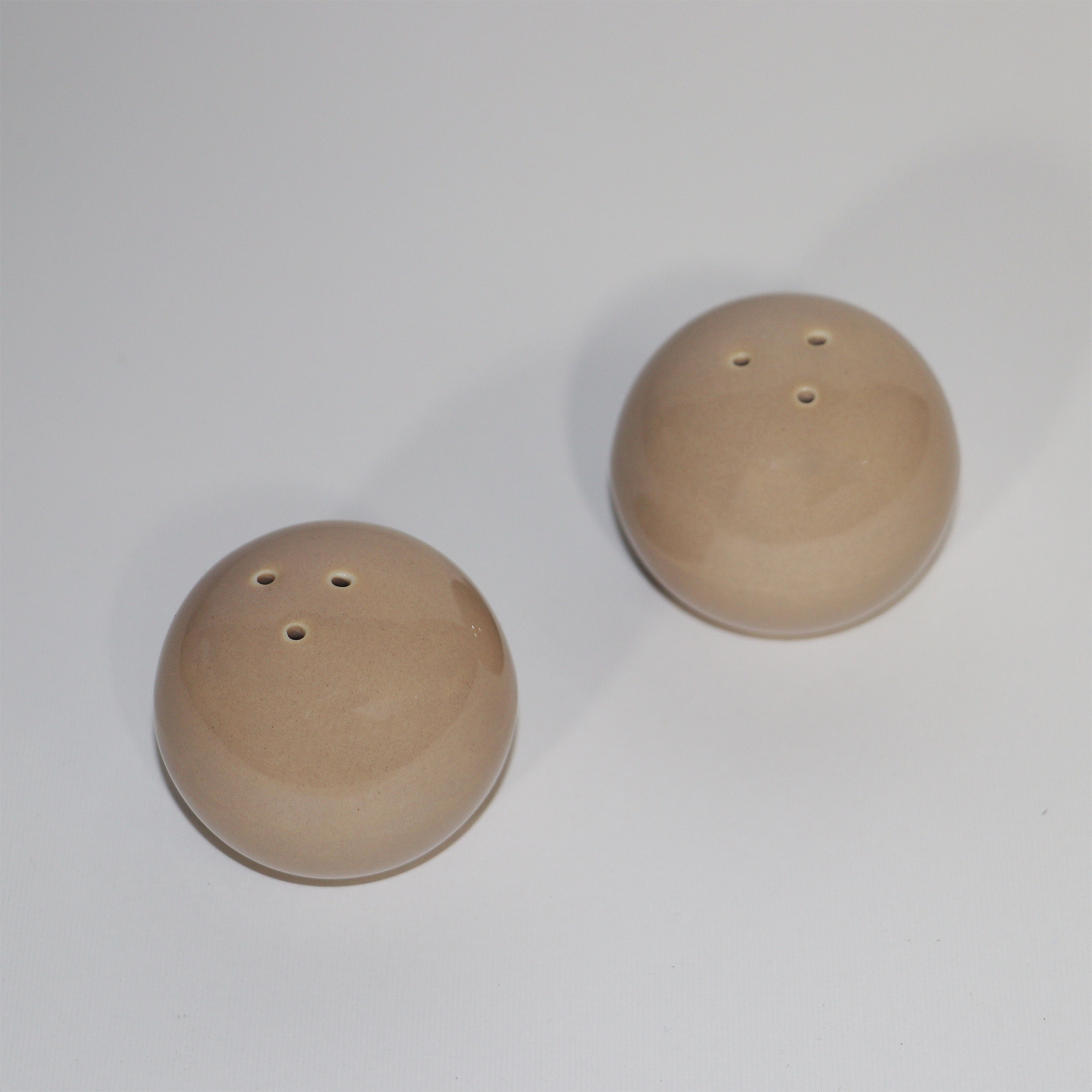 مجموعة من شاكر ملح وفلفل من السيراميك كلاسيكية من عبوات