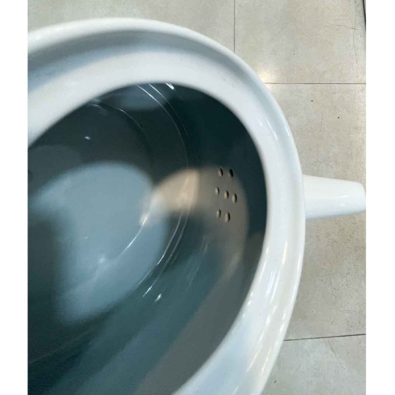 إبريق شاي كلاسيكي من البورسلين بتصميم زهور باللون الأبيض