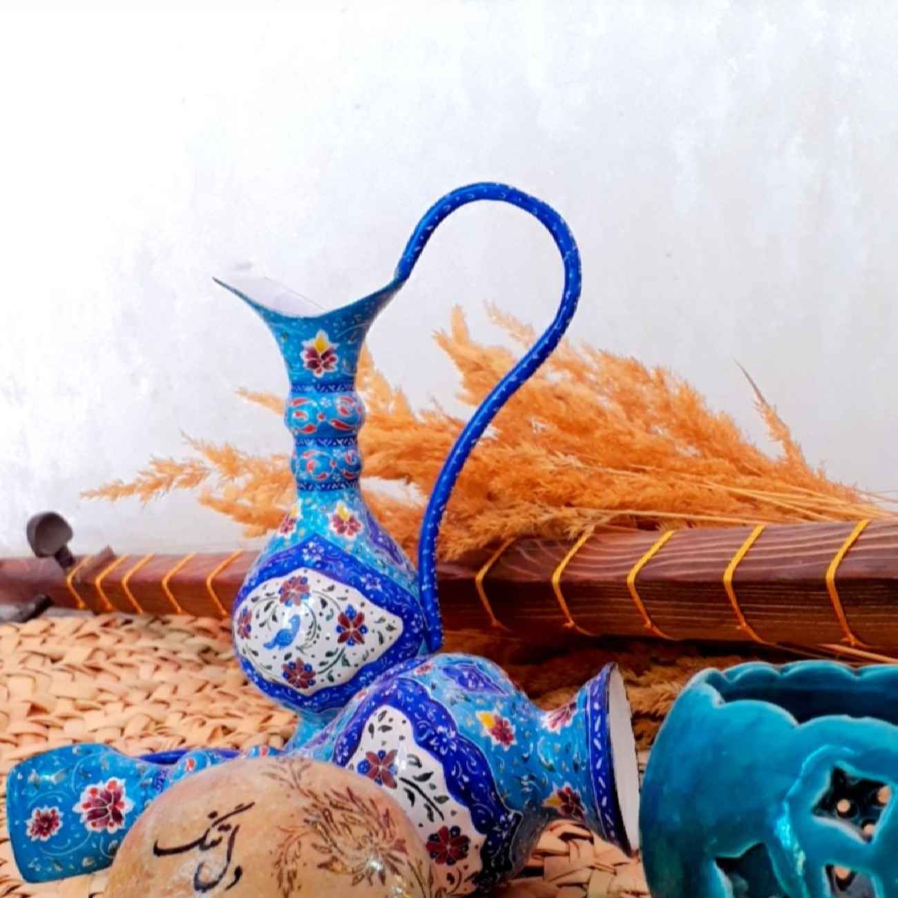 إبريق زخرفي بتزيين المينا الإيراني