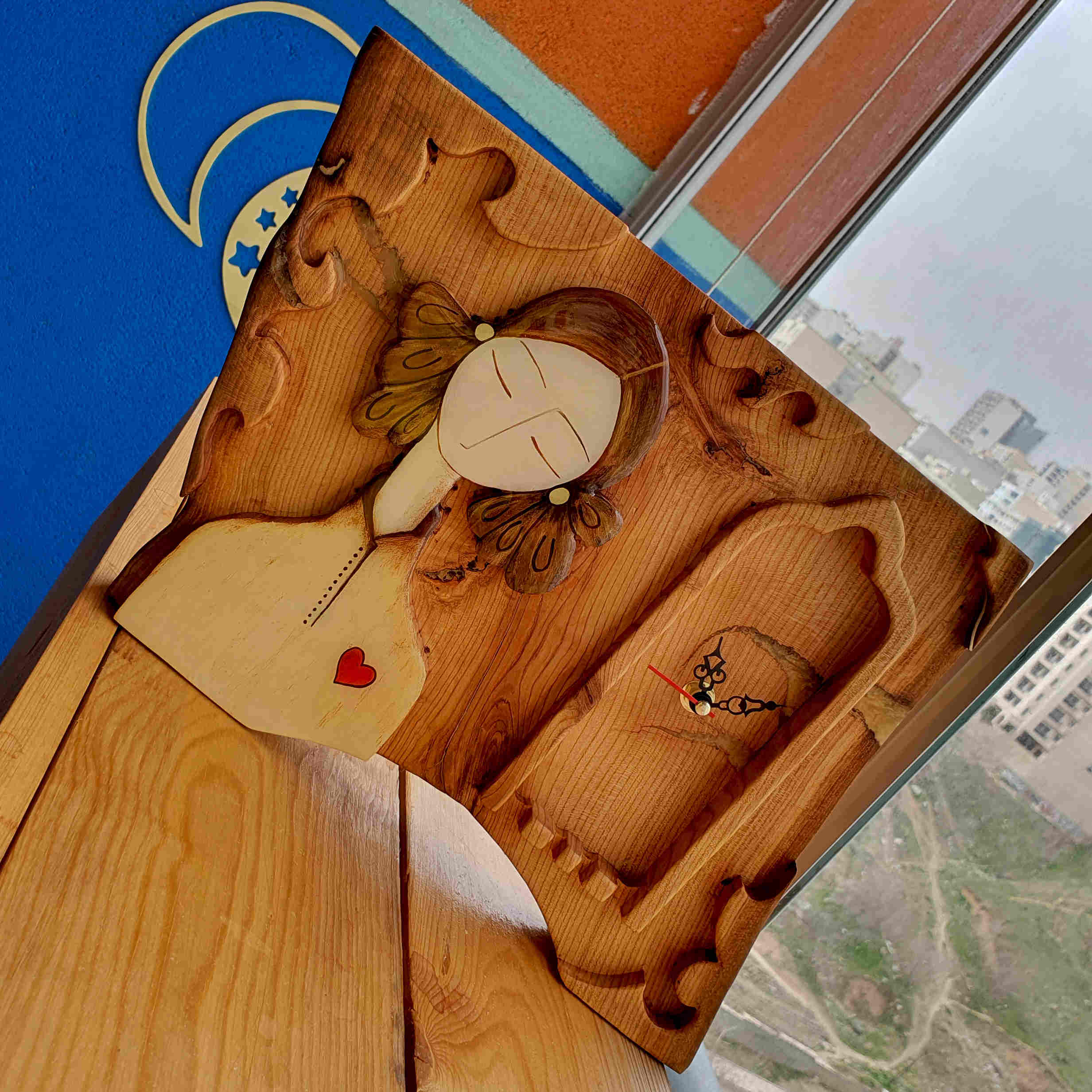 ساعة مكتبية خشبية أنيقة بتصميم فتاة