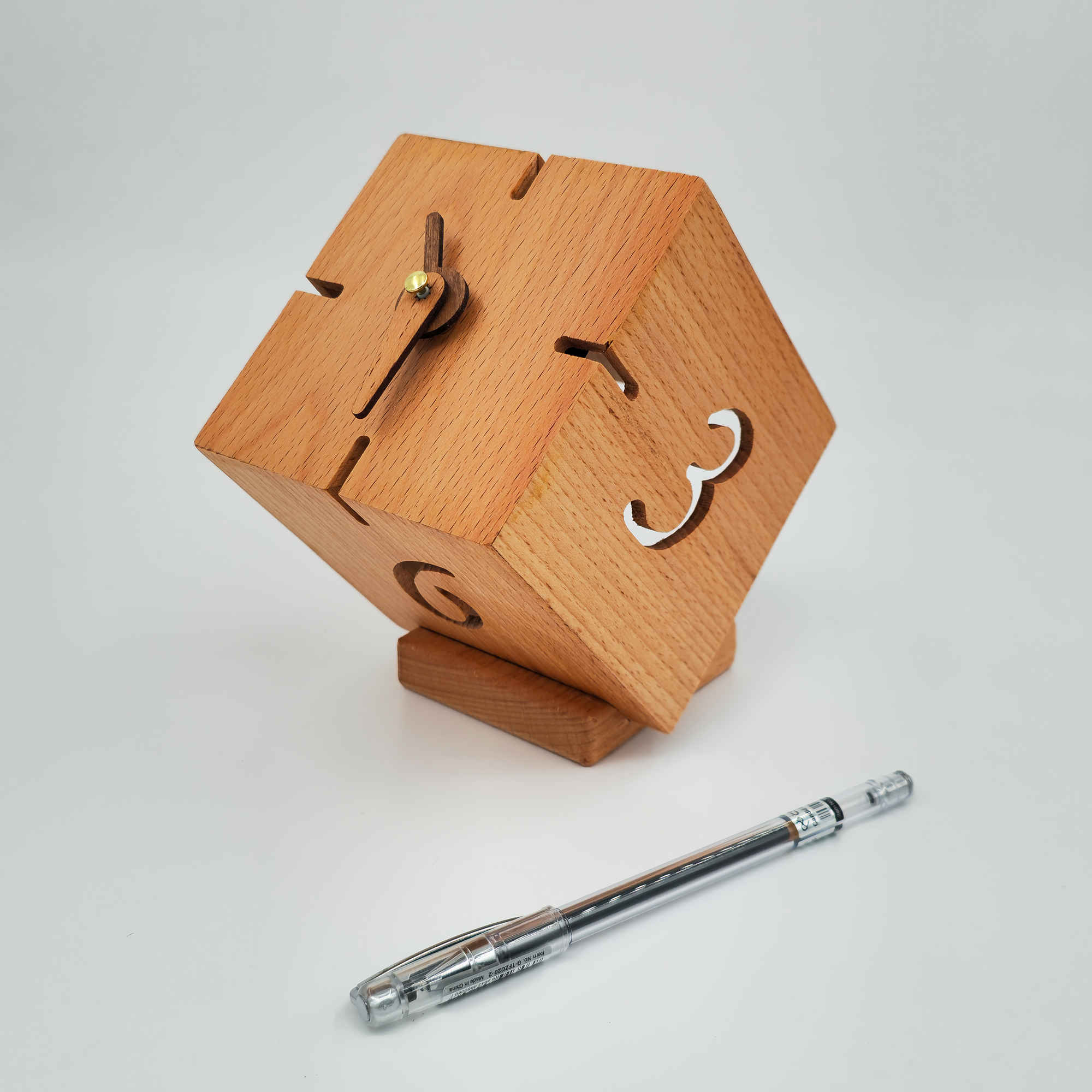 ساعة مكتبية خشبية أنيقة بتصميم بسيط