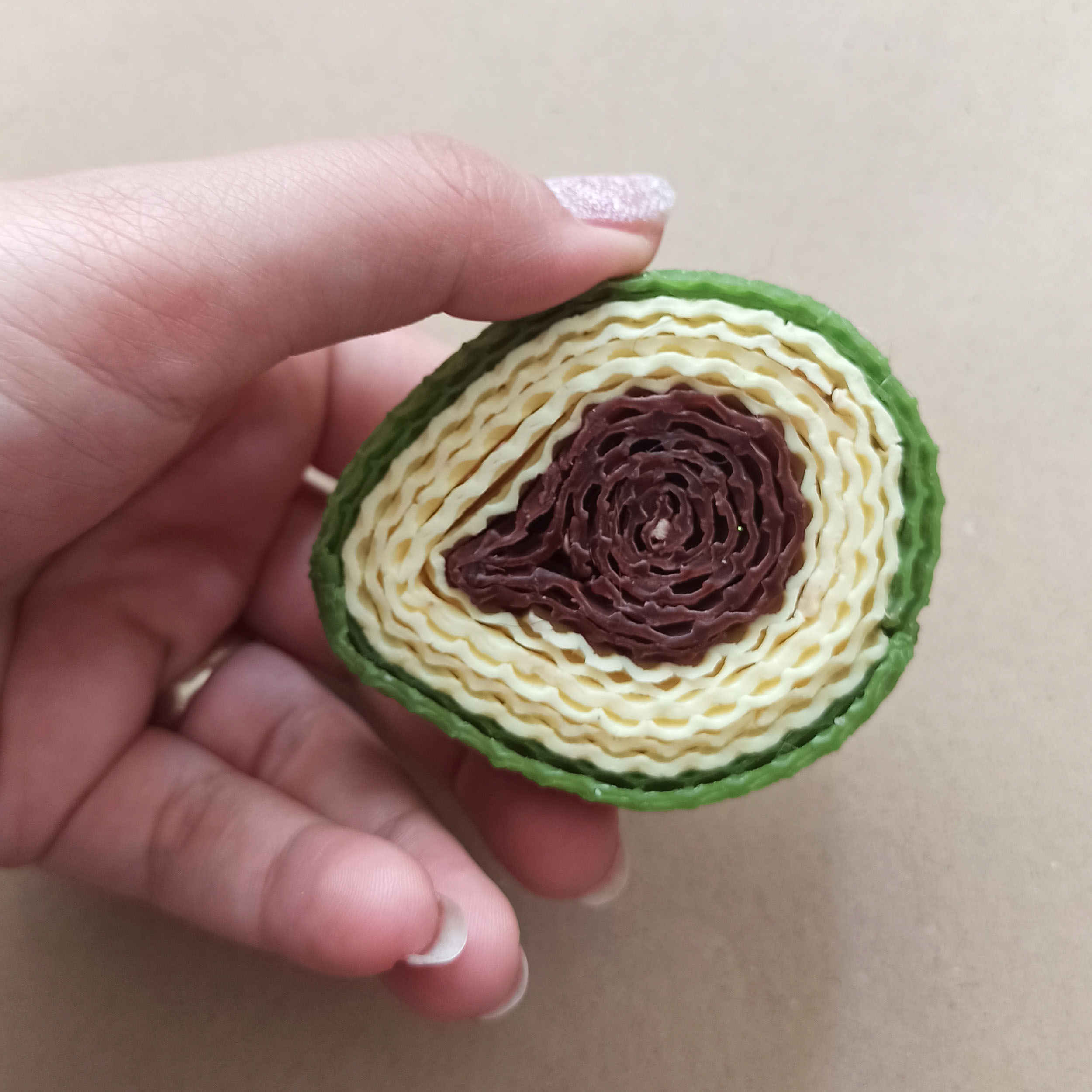 شمعة شمع العسل الطبيعية المصنوعة يدوياً بتصميم أفوكادو
