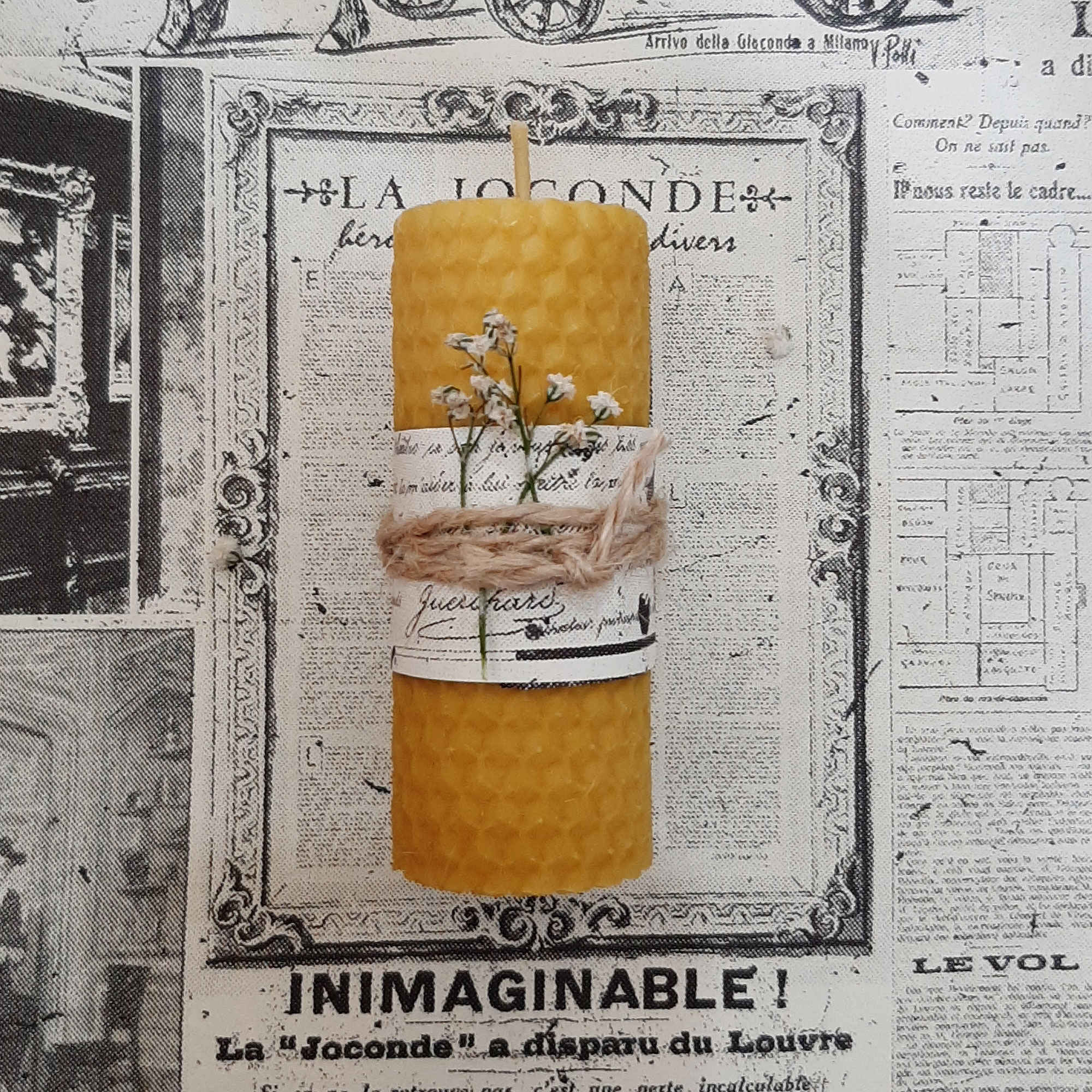 شمعة عمودية من شمع العسل الطبيعي المصنوعة يدوياً باللون الوردي