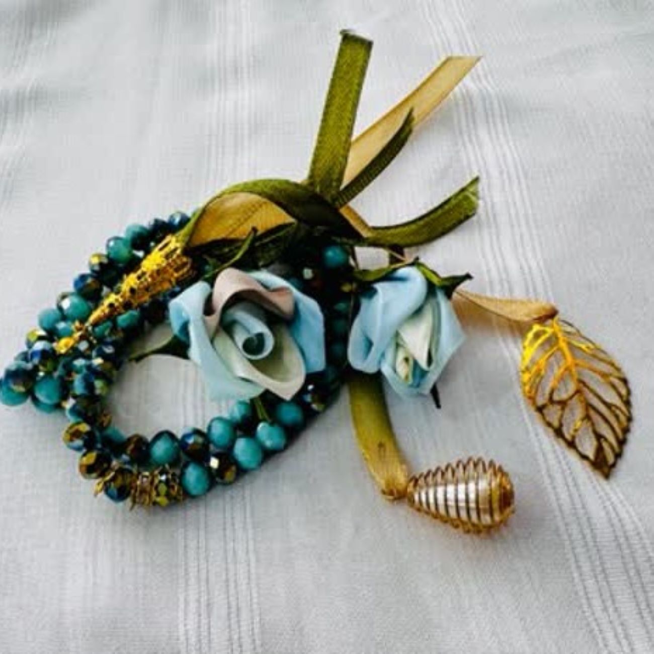 طقم هدايا إسلامي: سبحة مزخرفة مزينة بأزهار من الريش