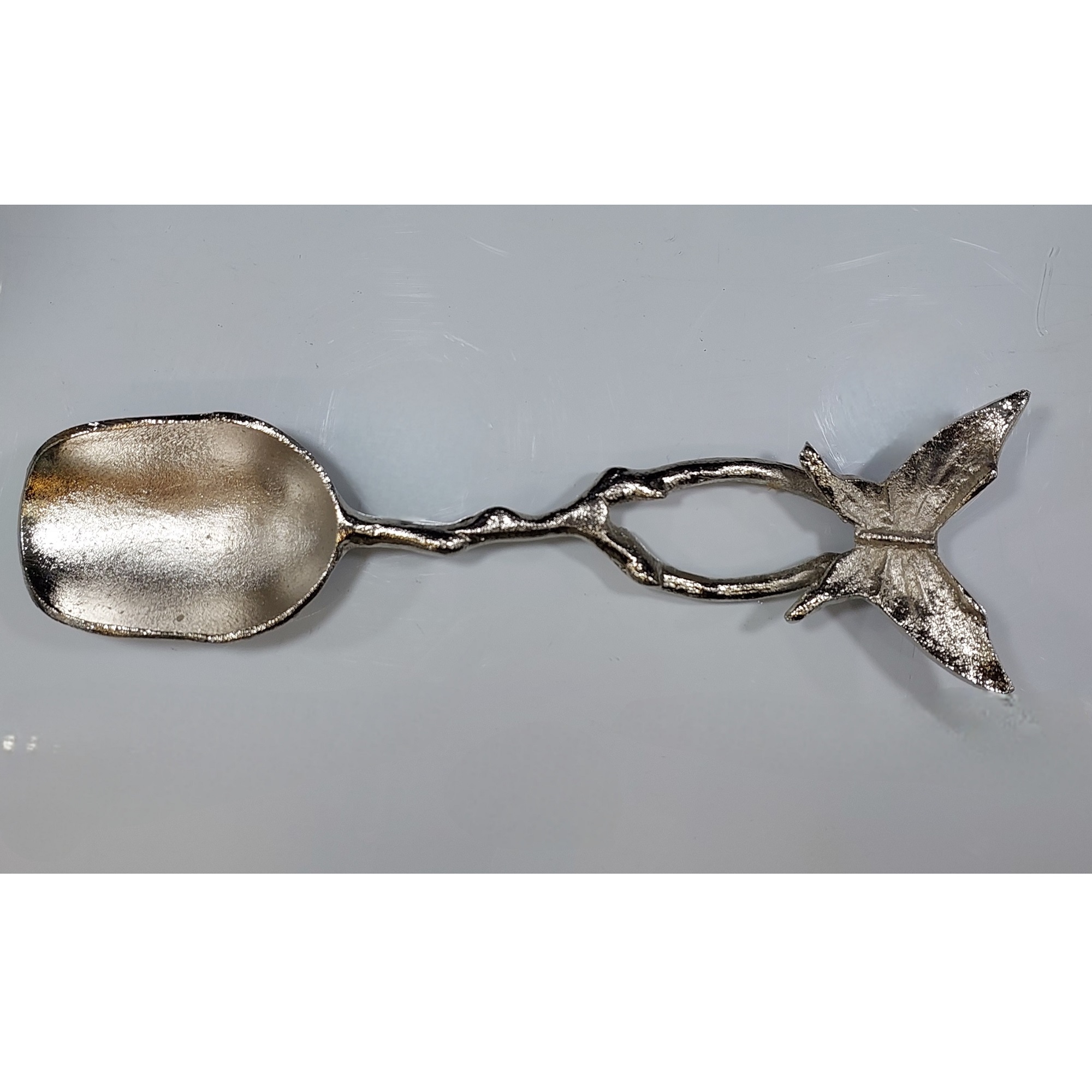 ملعقة تقديم المكسرات بتصميم فراشة باللون الذهبي