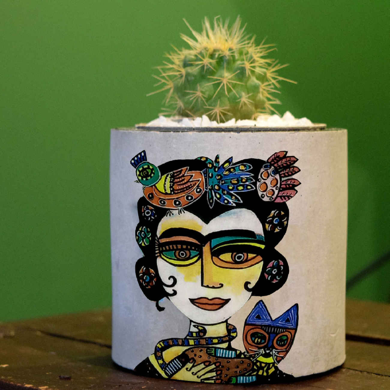 فازة إيرانية خرسانية مصنوعة يدويًا باللون الرمادي