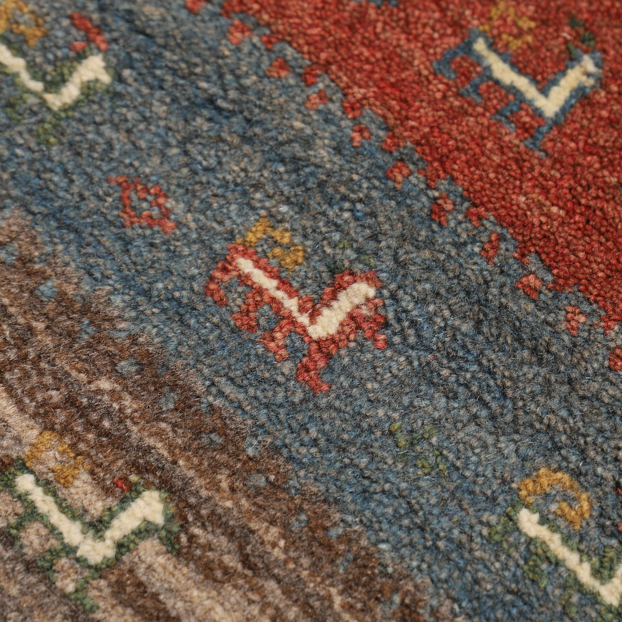 سجادة جابيه من الصوف – منسوجة يدويًا في فارس بمخطط مخطط بزخارف حيوانات