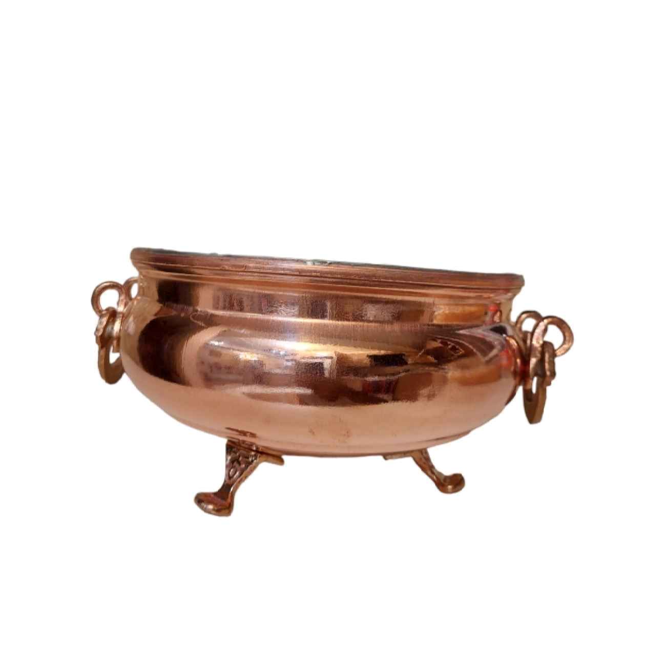 وعاء نحاسي مطروق يدويًا بأسلوب القدمين