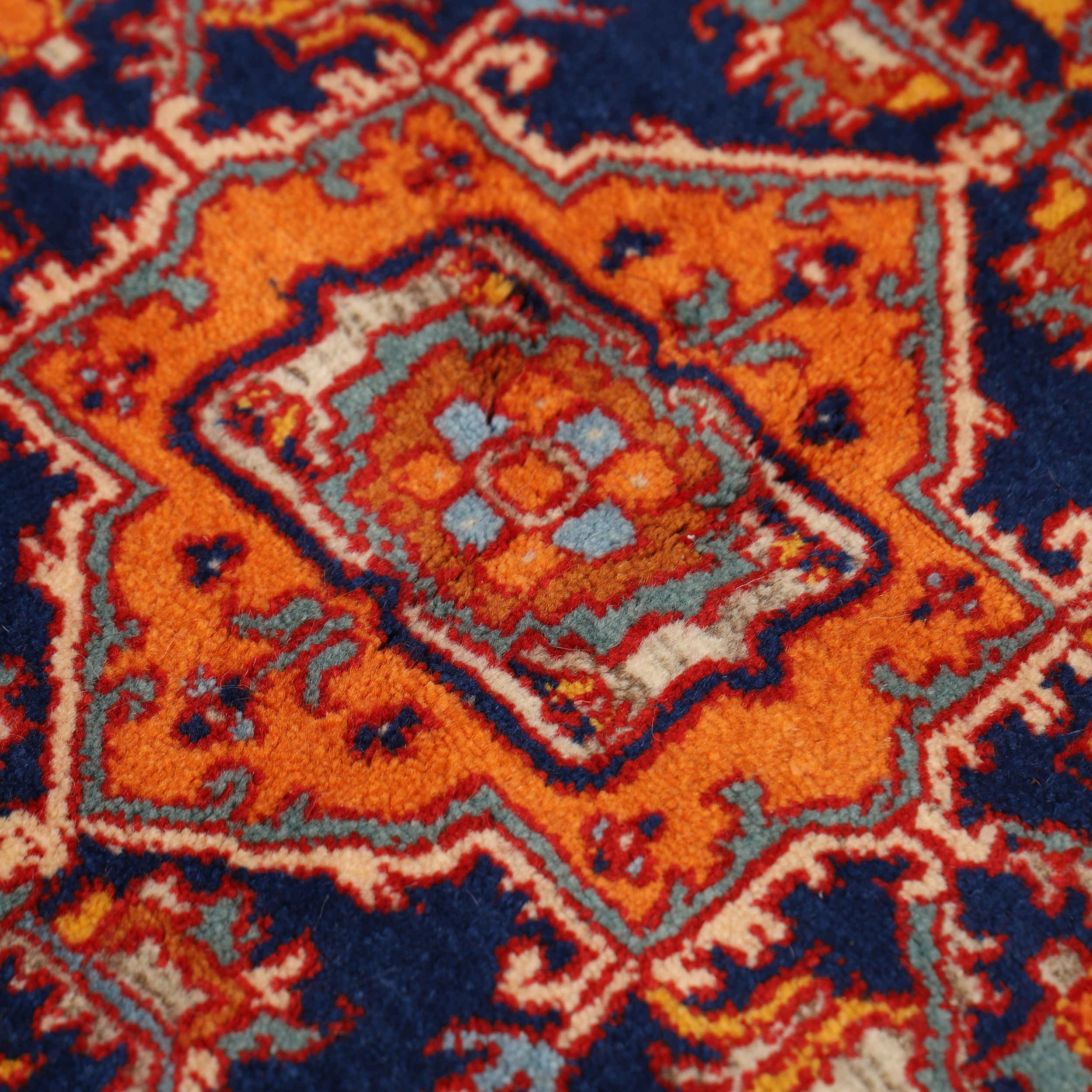 سجادة إيرانية مصنوعة من الصوف معقودة يدويًا في أصفهان بتصميم هراتي وقاعدة برتقالية