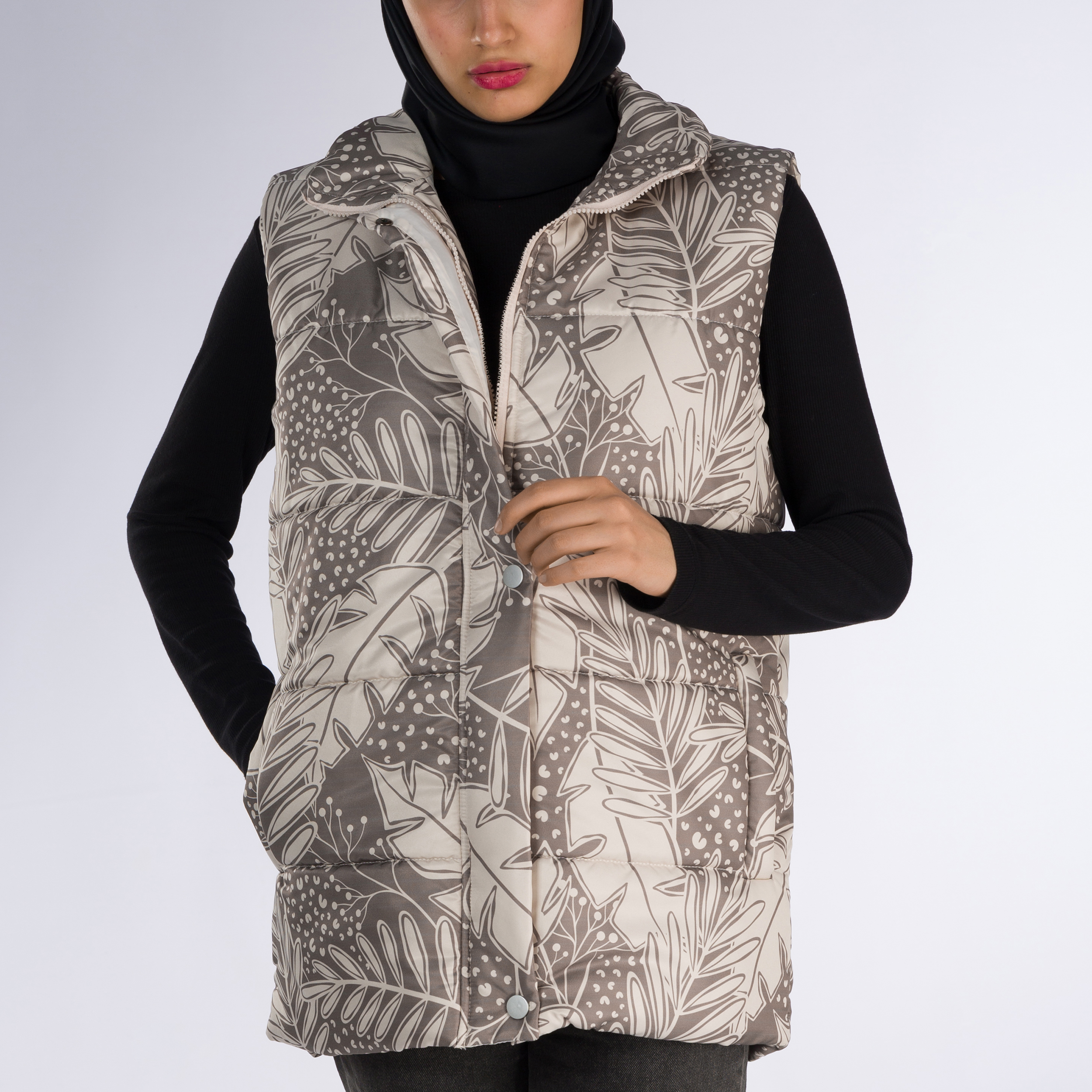 سترة منفوخة للنساء بدون أكمام بسحاب مع تصميم أوراق