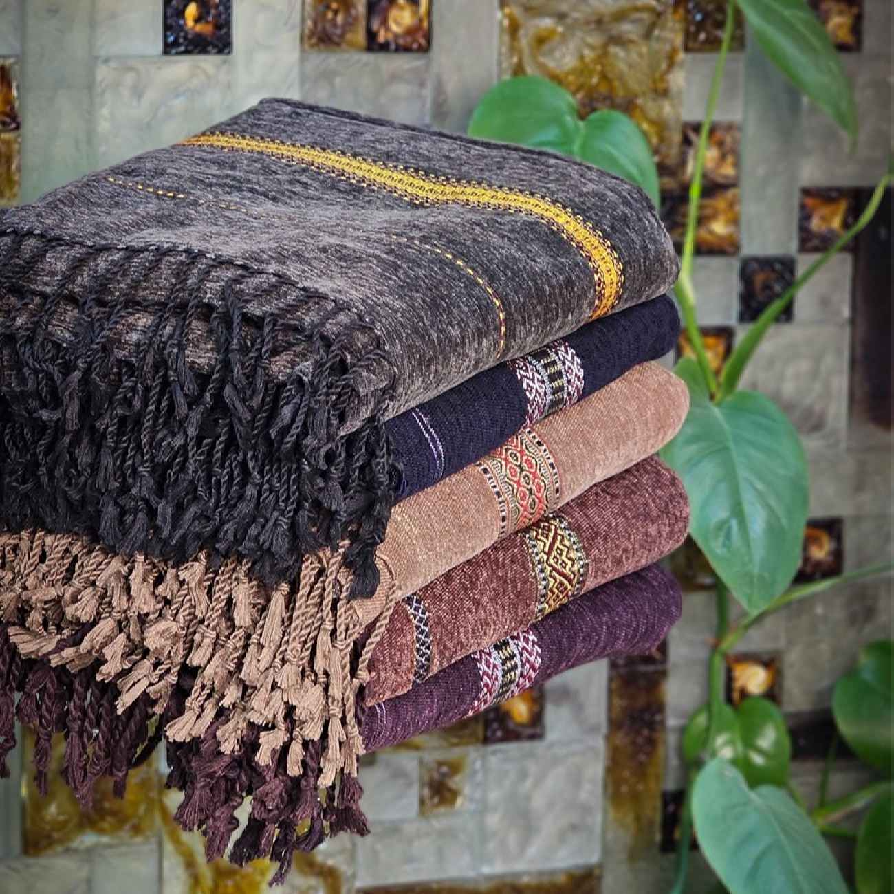 بطانية من الصوف الأفغاني – مصنوعة يدويًا، دافئة ومثالية لليالي الشتاء الباردة