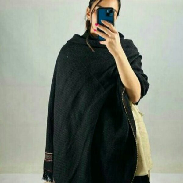 بطانية صوف أفغانية – مصنوعة يدويًا، دافئة ومثالية ليالي مريحة