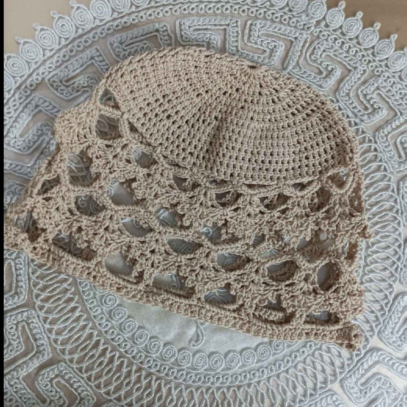 قبعة كروشيه – دافئة وعصرية، الإكسسوار الشتوي المثالي بلون الكريم