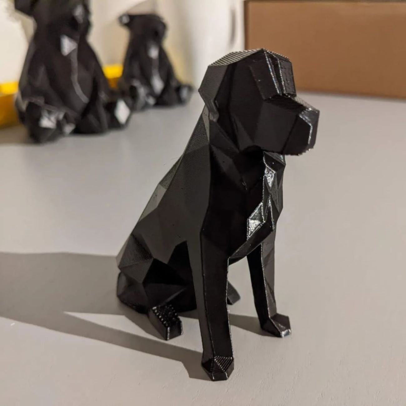 تمثال ثعلب  أسود جالس بتصميم هندسي – تمثال من فن التكعيبية الحديثة