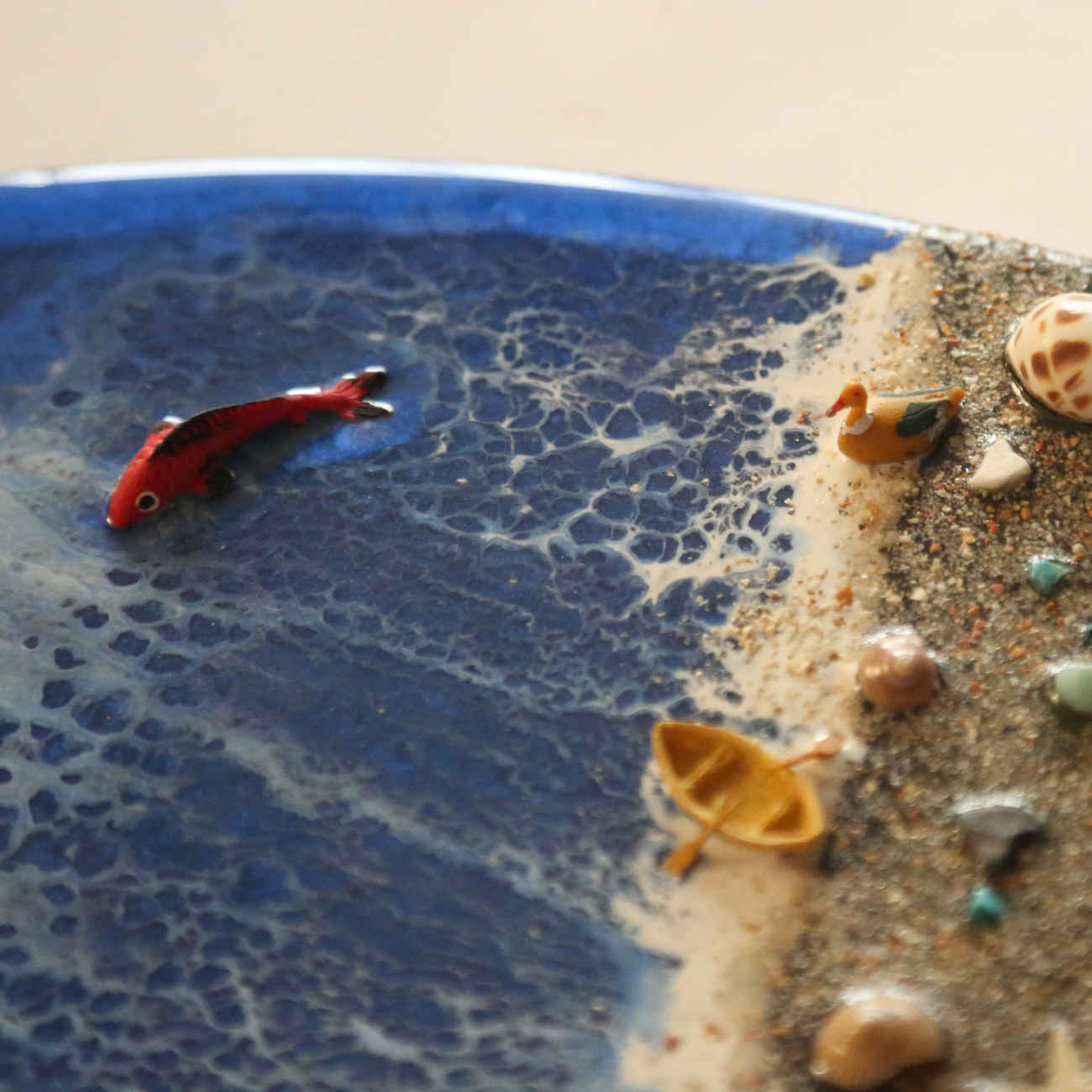 حامل مفاتيح جداري ن الراتنج بتصميم سمكة – حافظة مفاتيح أنيقة ومتينة