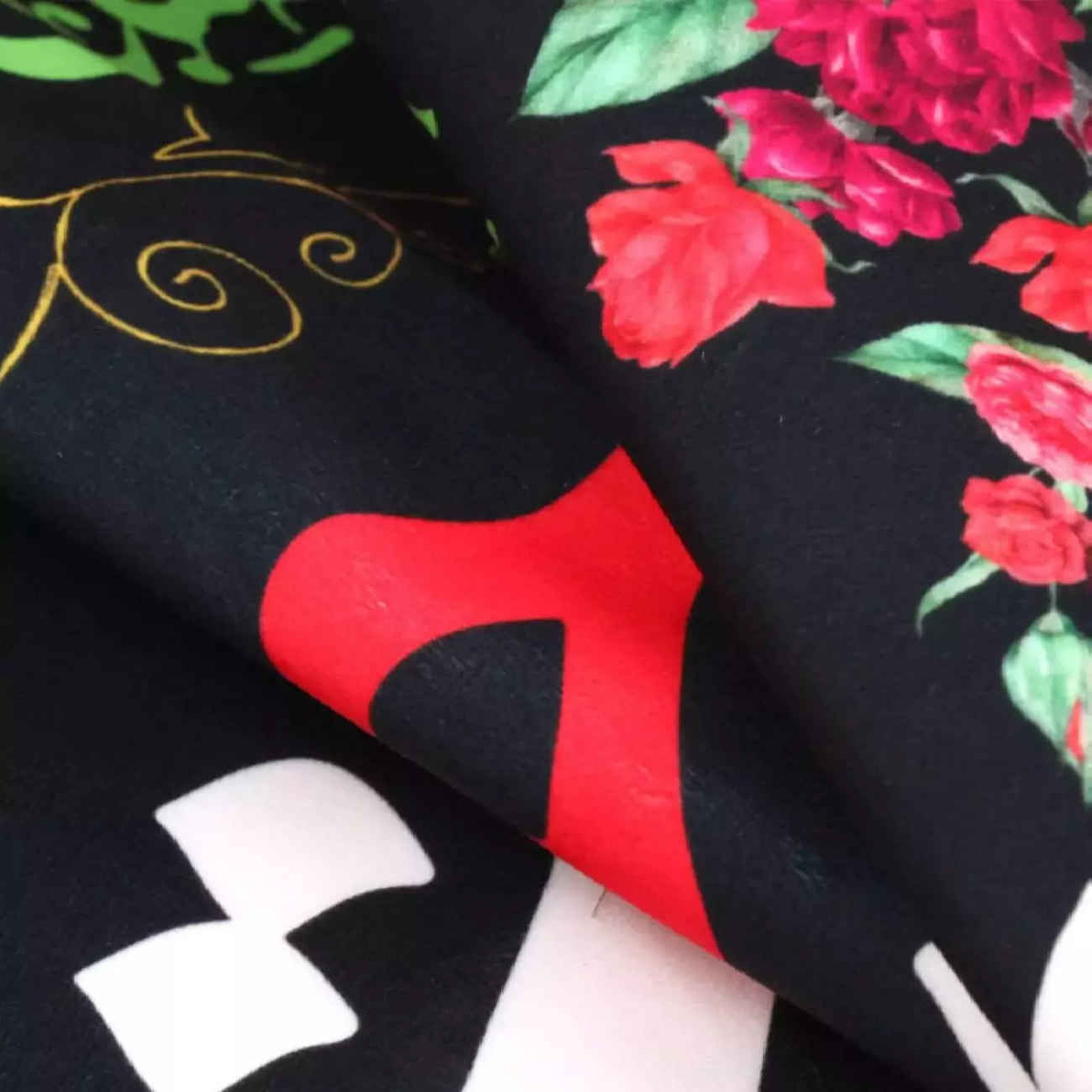 سجادة حائط محرم – علم الخدام – تصميم مزخرف بنقوش كتابية