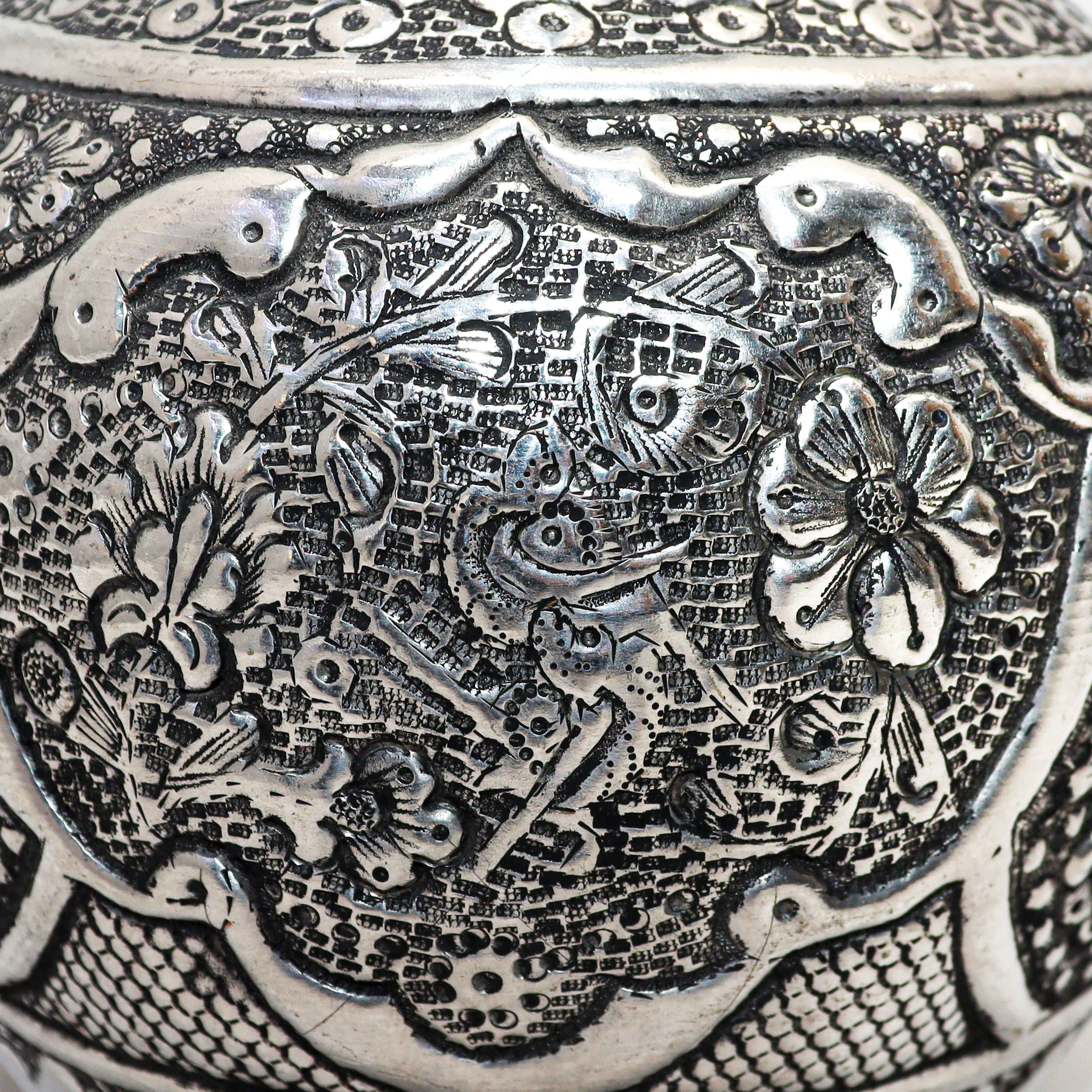 زجاجة نحاسية إيرانية زخرفية – مصنوعة يدويًا ومثالية لتصميم المنازل الفاخرة