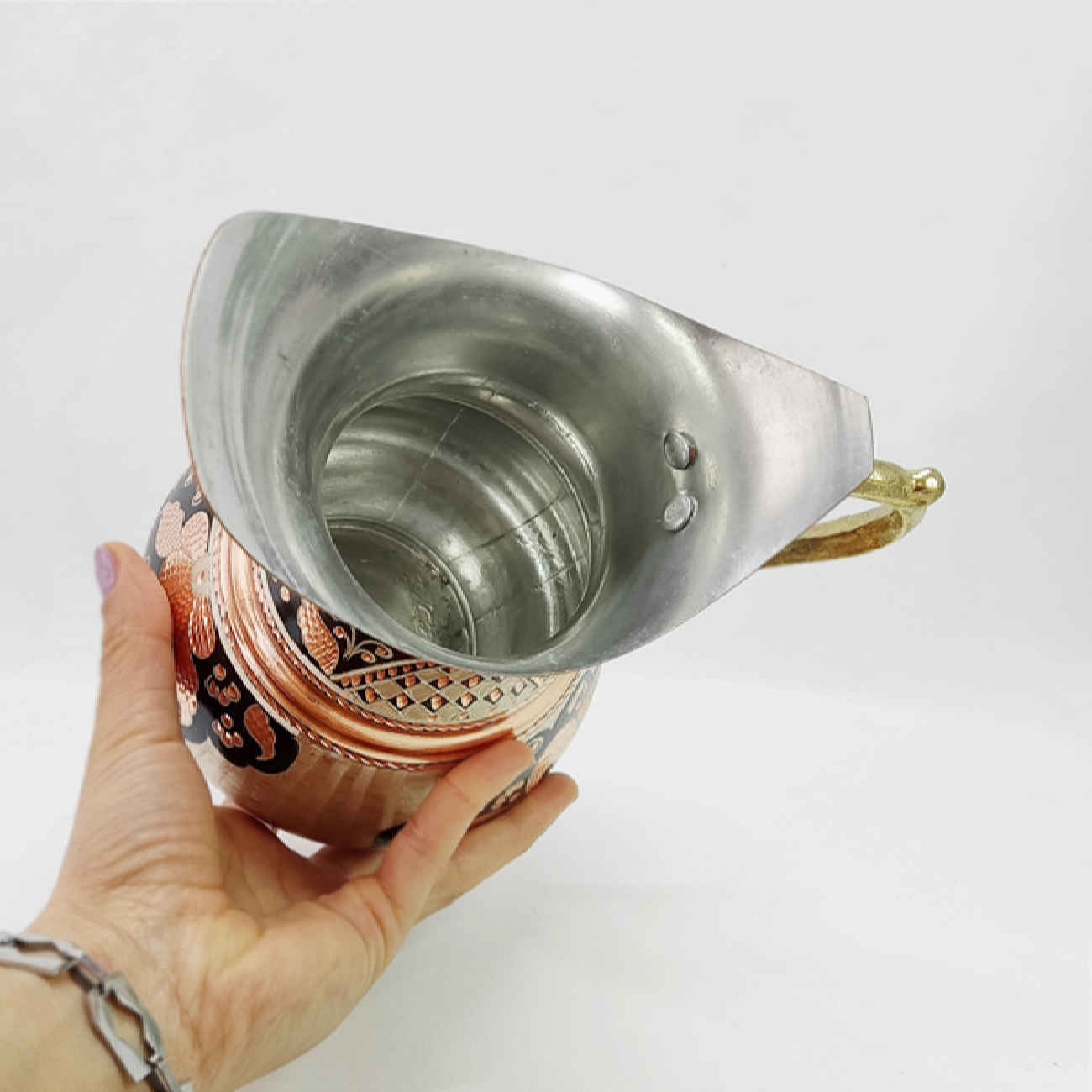 إبريق نحاسي إيراني – فن مصنوع يدويًا، تقليد وأسلوب منزلي