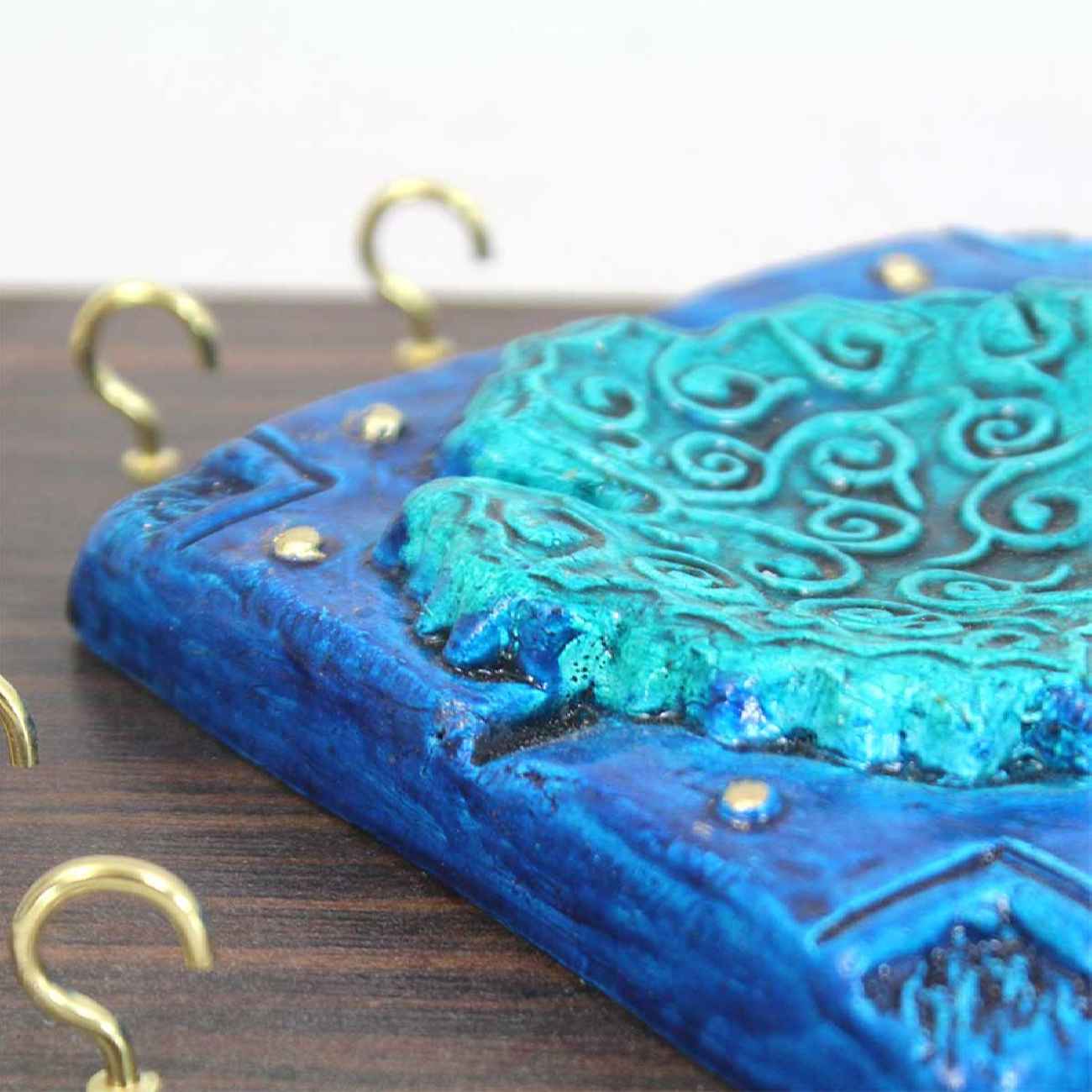 حامل مفاتيح جداري خشبي زخرفي إيراني – مصنوع يدويًا بتصميم ورقة لتزيين منزلك