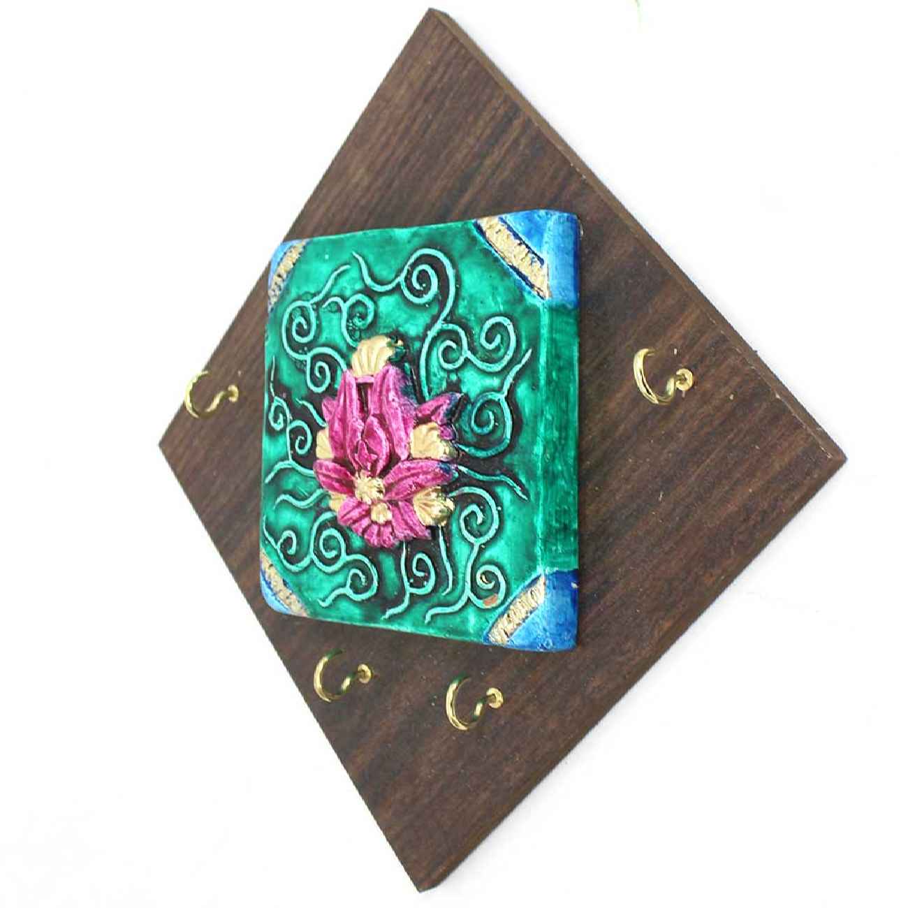 حامل مفاتيح جداري خشبي إيراني زخرفي – مصنوع يدويًا بتصميم زهرة اللوتس