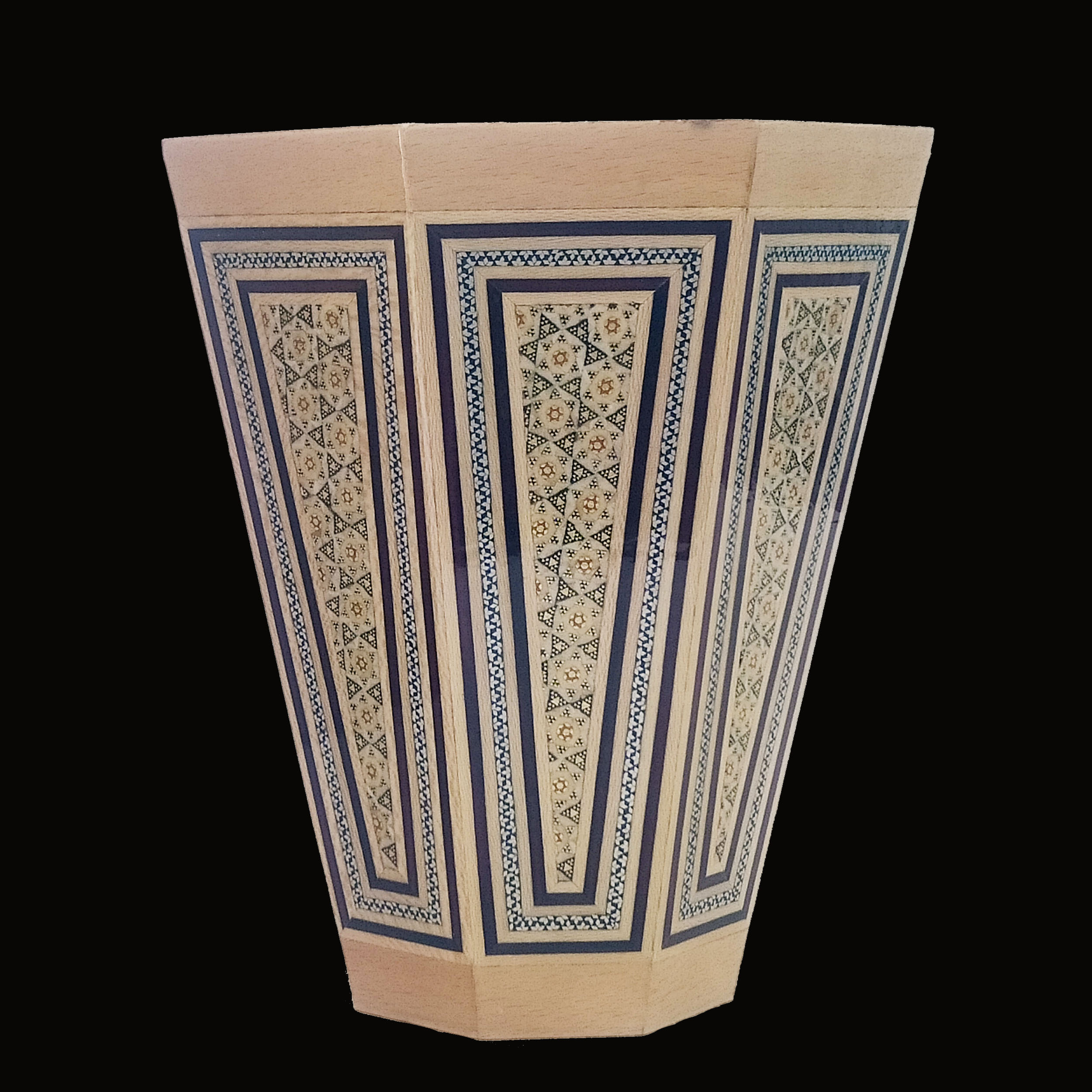 سلال نفايات خاتمكاري إيرانية لعشاق الفن والثقافة