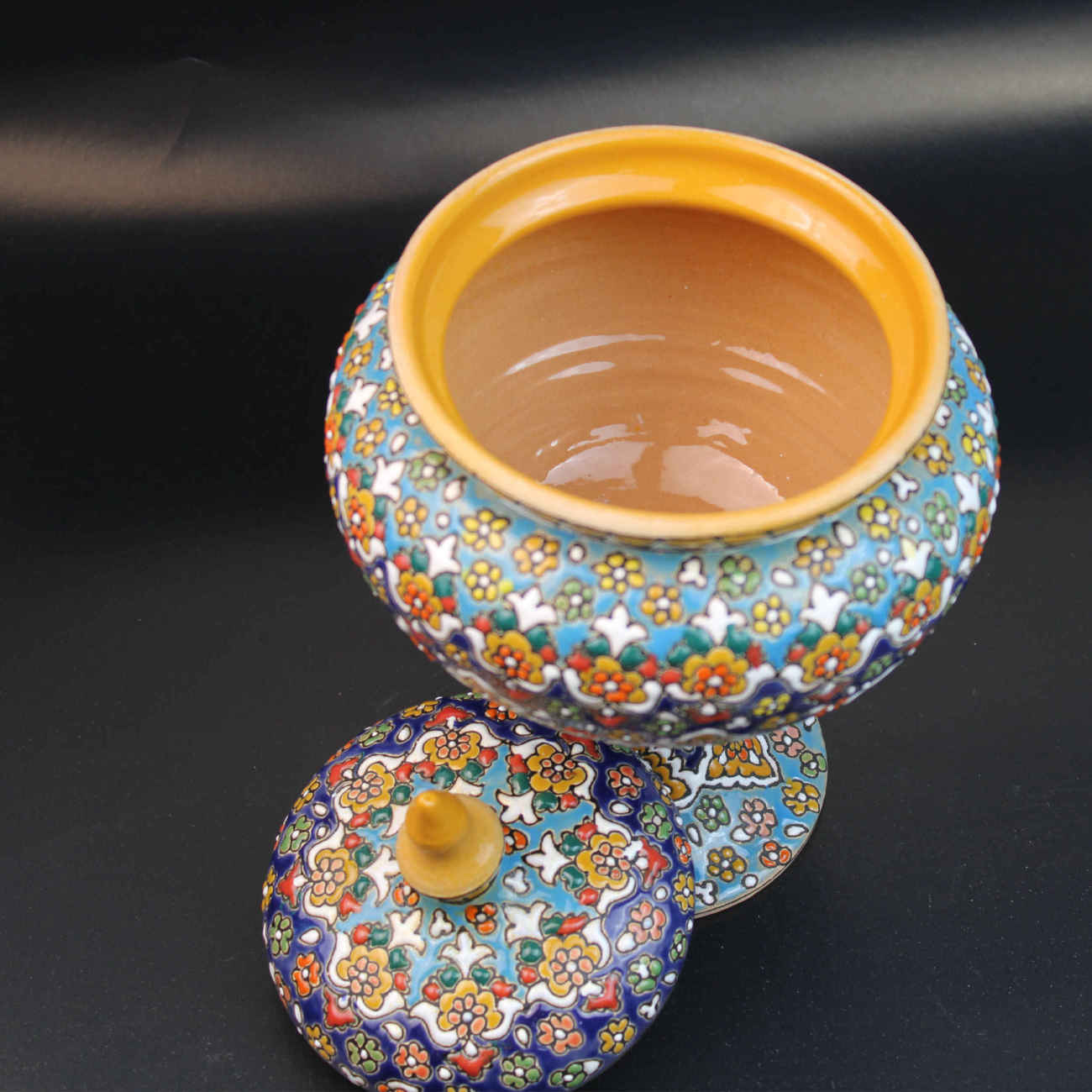 وعاء سكر من الفخار الإيراني مع غطاء – مزخرف بتقنية المينكاري بتصميم زهور وبايسلي