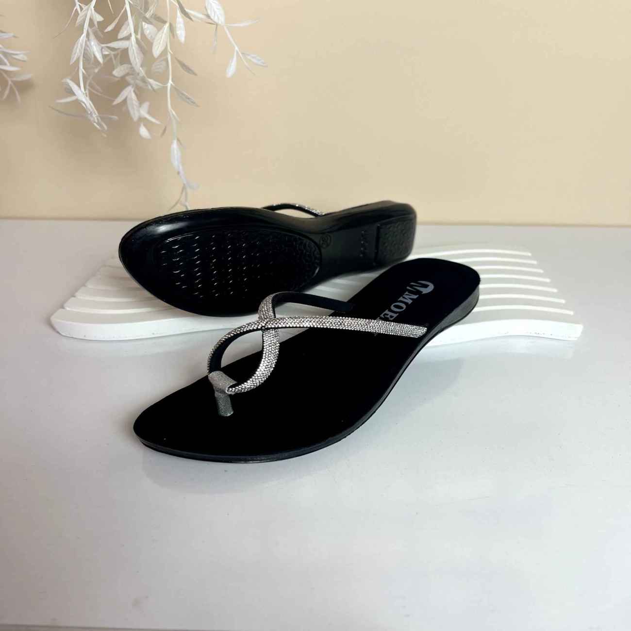 صندل شفاف للنساء – مثالي للاستخدام في الهواء الطلق والداخل، مناسب للراحة طوال اليوم