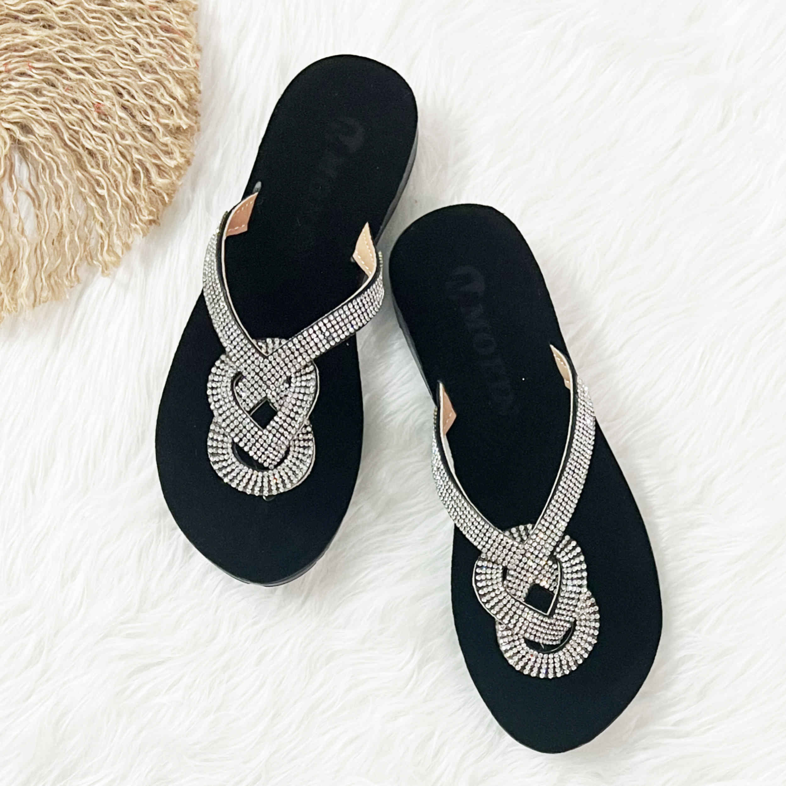 صندل ثونغ للنساء – مناسب للصيف وقوي بلون أسود