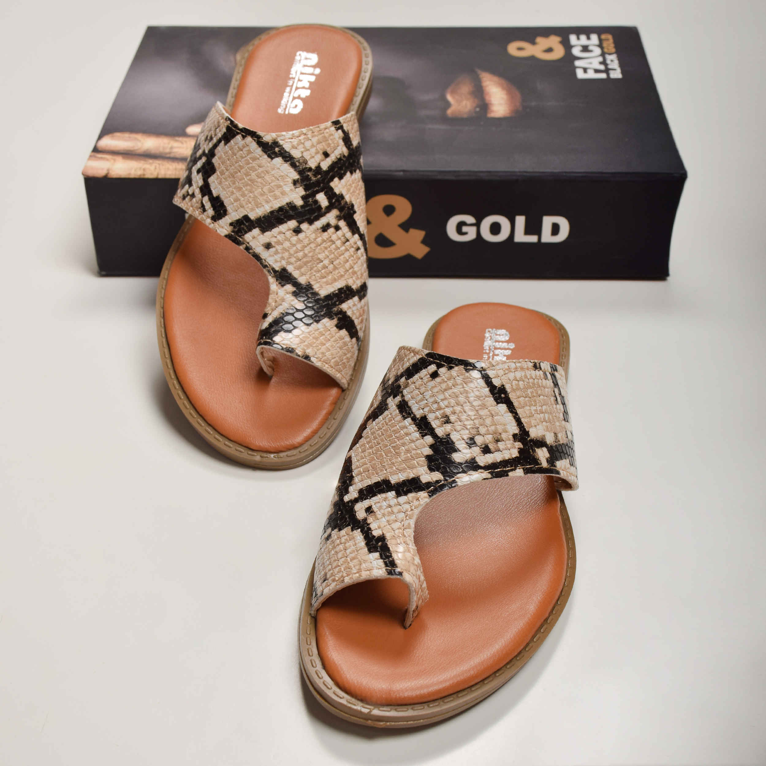 شبشب بحلقة إصبع للنساء – مناسب للصيف ومتين باللون البني