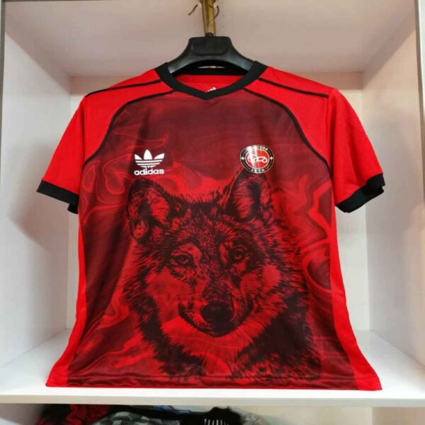 قميص نادي تراكتور لكرة القدم 2024 - متين وأنيق لعشاق الفريق بتصميم الذئب