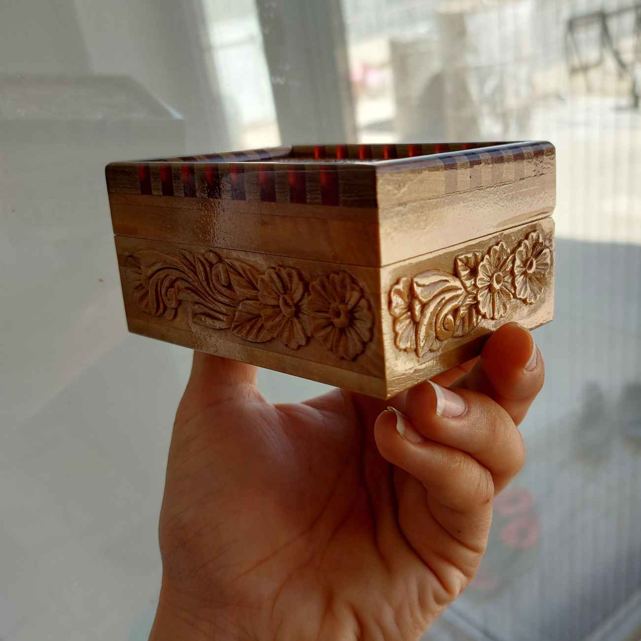 صندوق مجوهرات خشبي مزخرف – مثالي لتنظيم القلائد والخواتم والأقراط