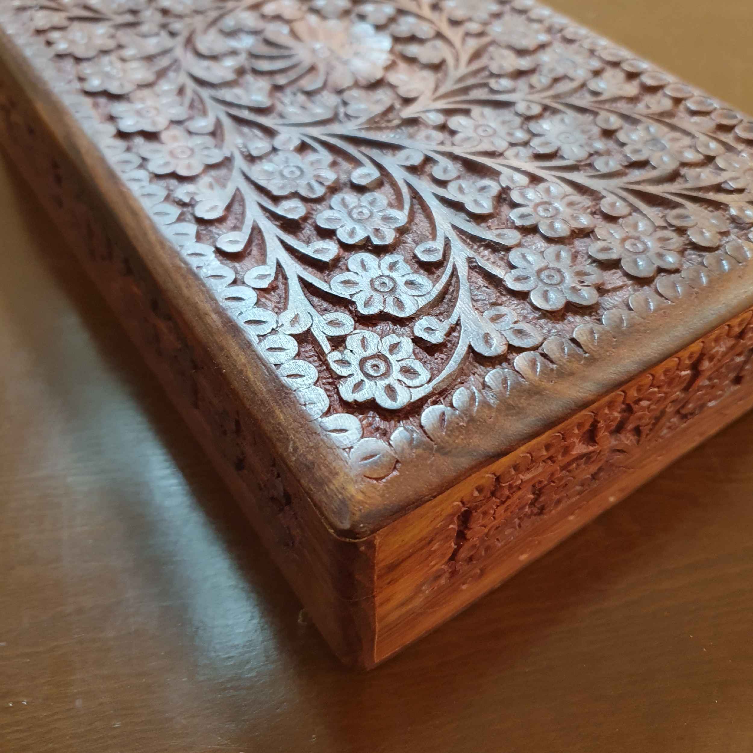 صندوق مجوهرات خشبي بتصميم زهور – حرفية فنية لسحر خالد