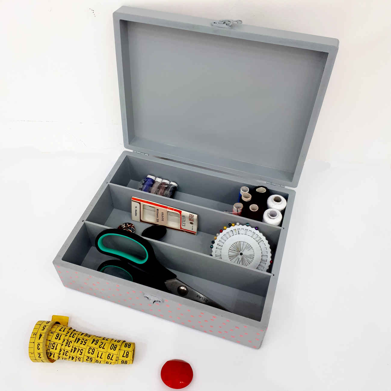 طقم خياطة خشبي باللون الوردي – أفضل حلول التخزين لخياطة الملابس