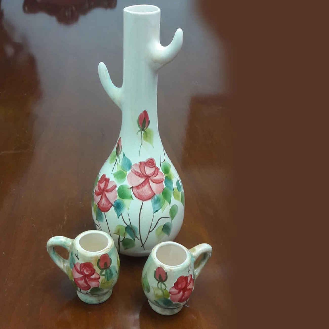 إبريق سيراميك مزخرف مع مجموعة أكواب أنيقة بتصميم وردة حمراء – مجموعة من 3 قطع
