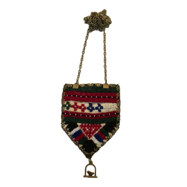 قلادة إيرانية مطرزة: تحفة يدوية خالدة