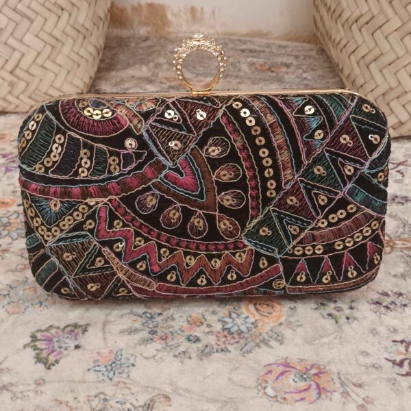 حقيبة يد رسمية من المخمل المطرز بتصميم هندسي