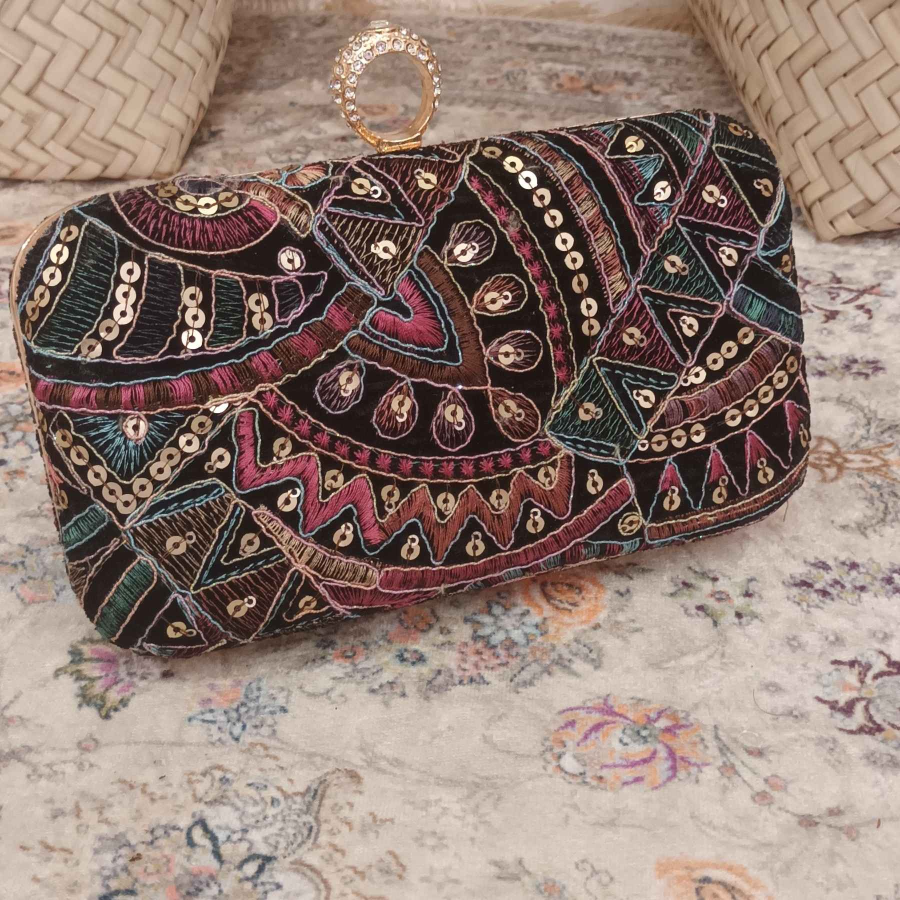 حقيبة يد رسمية من المخمل المطرز بتصميم هندسي