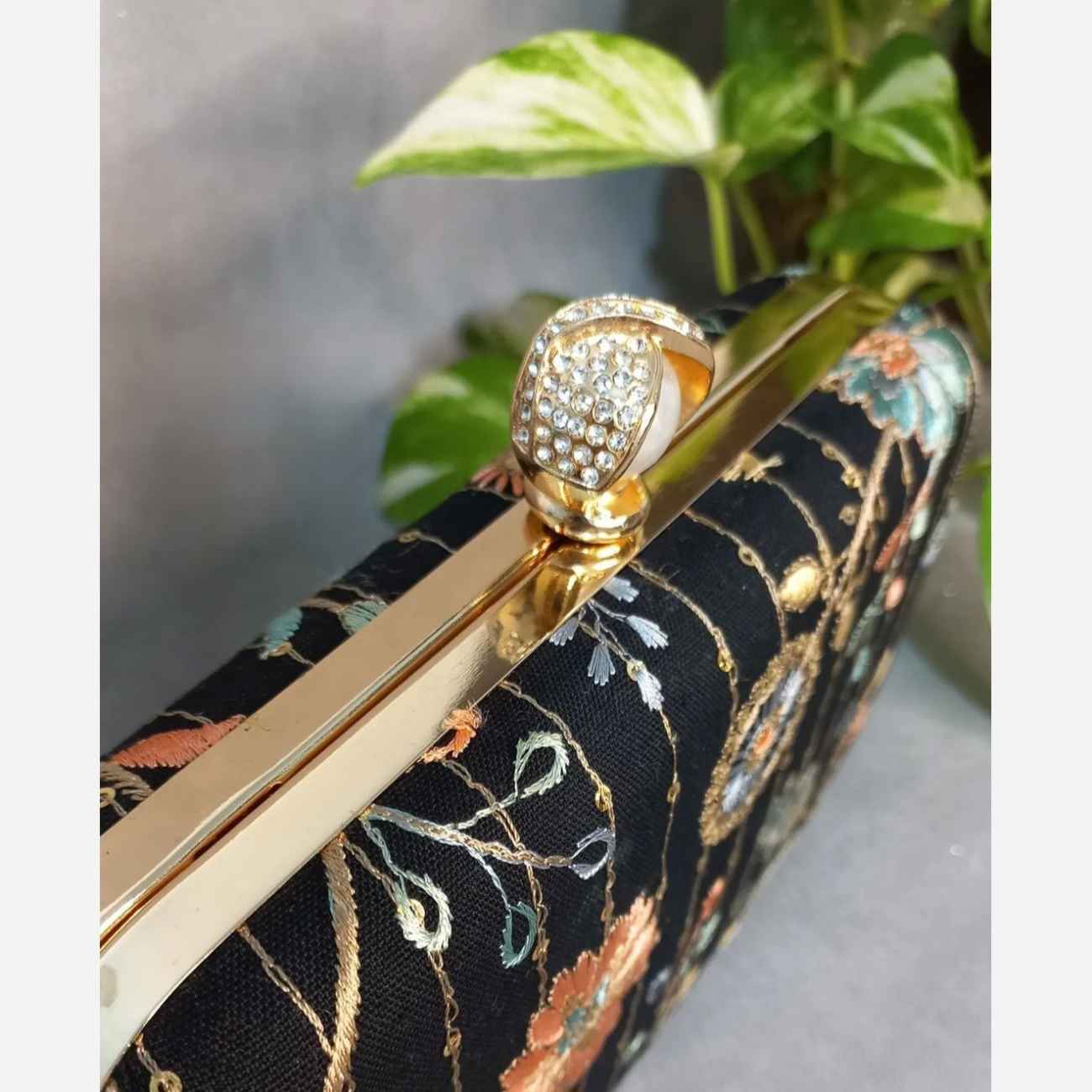 حقيبة يد مخملية مطرزة أنيقة وفاخرة بتصميم زهرة الورد